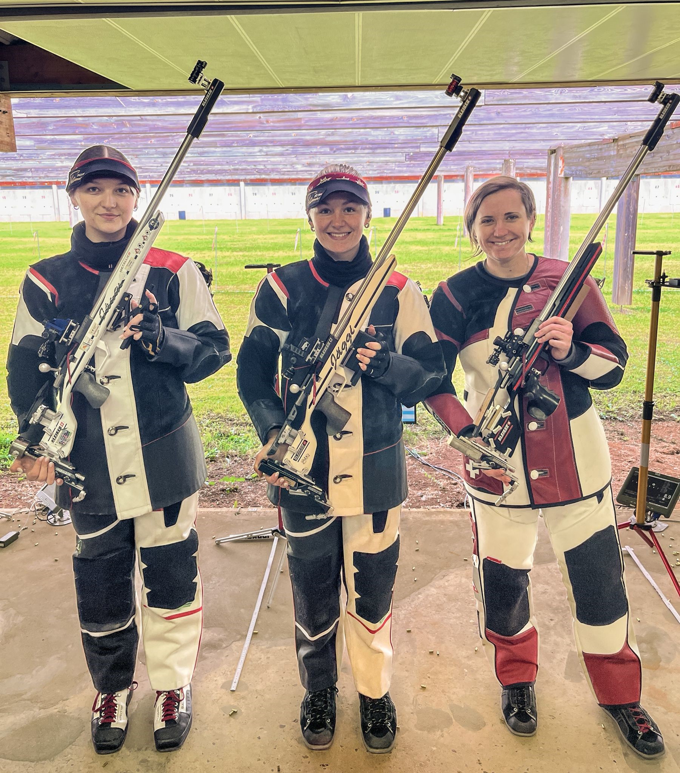Sorgten für einen Schweizer Dreifachsieg im Final Gewehr 50m Dreistellung (v.l.): 1. Vivien Jäggi, 2. Emely Jäggi, 3. Sarina Hitz