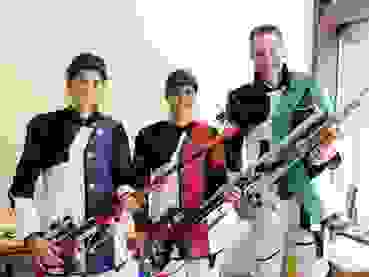 K1024 BM 50 Meter Medien Treffsicher im Dreistellungswettkampf Elite (v.l.): Valentina Caluori, Annina Tomaschett, Lars Färber.