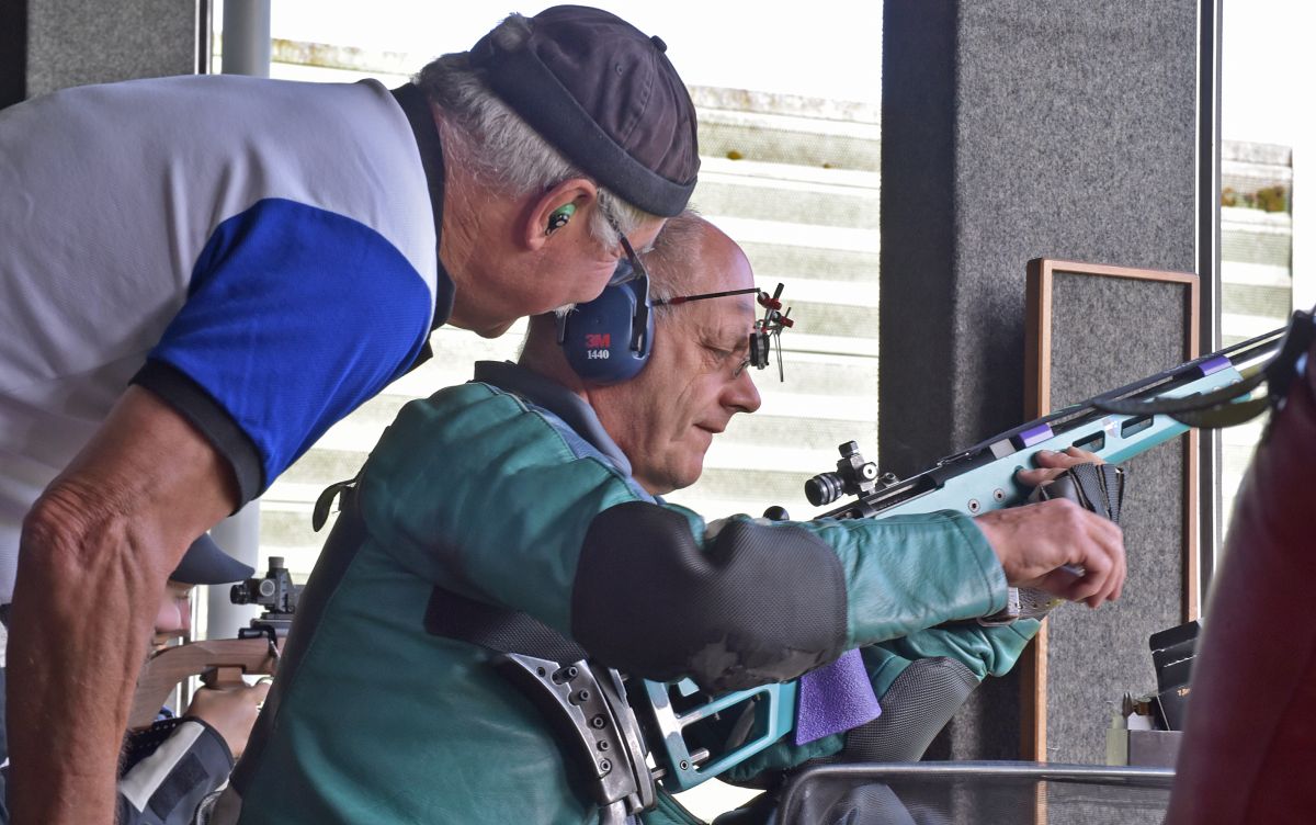 Hans Häseli hatte zu Beginn eine Waffenstörung, gewann aber trotzdem den 
Dreistellungsmatch, links Wettkampfleiter Jost Mathis. (Foto: wr)