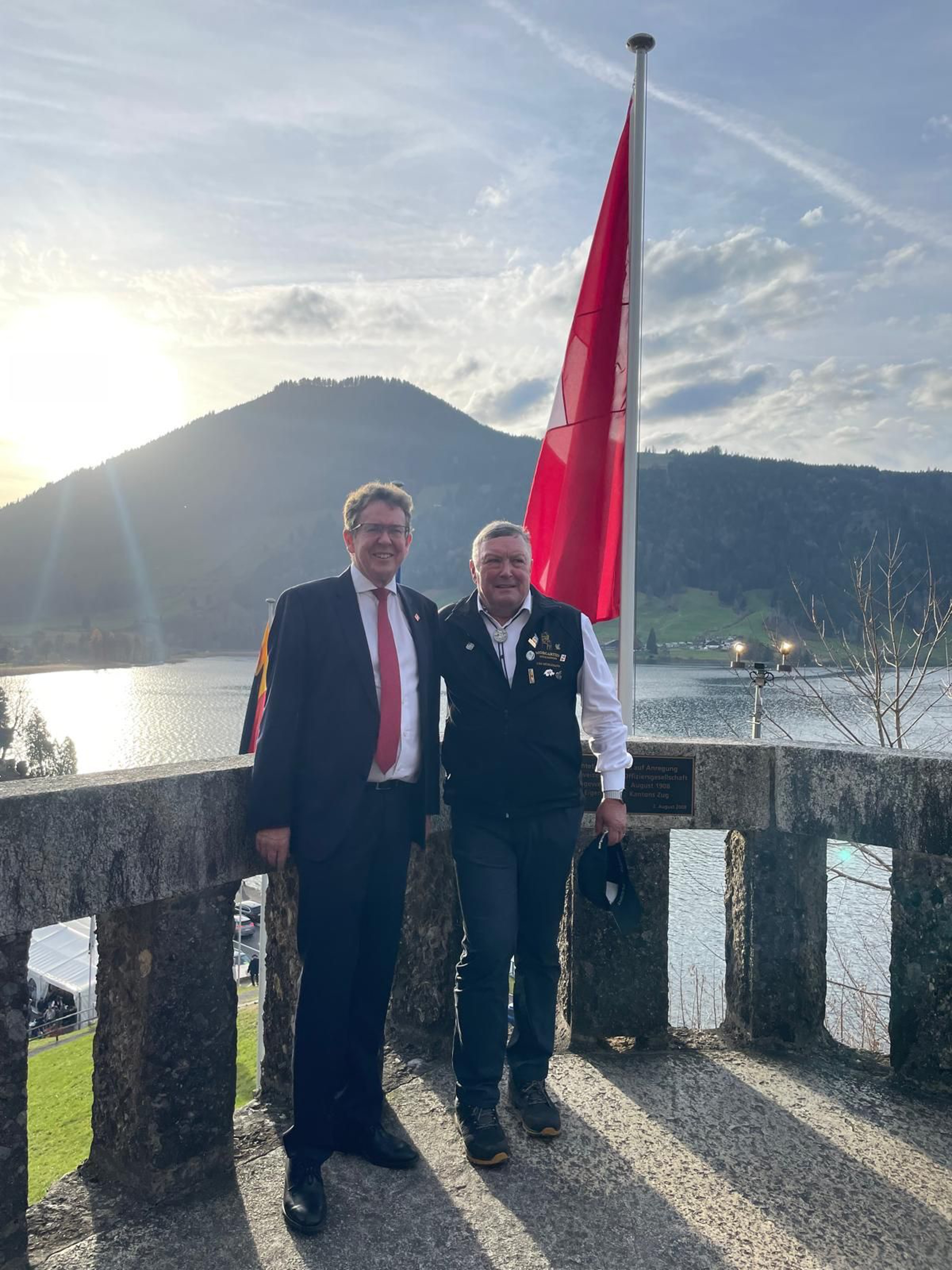 Bundesrat Rösti mit dem abtretenden Vereinspräsidenten Urs Hürlimann. 