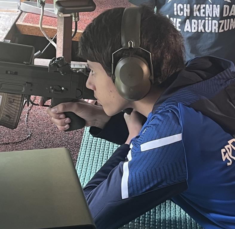 Julian Zehnder, Schützenkönig 2026, im Schiessstand des Albisgütli.