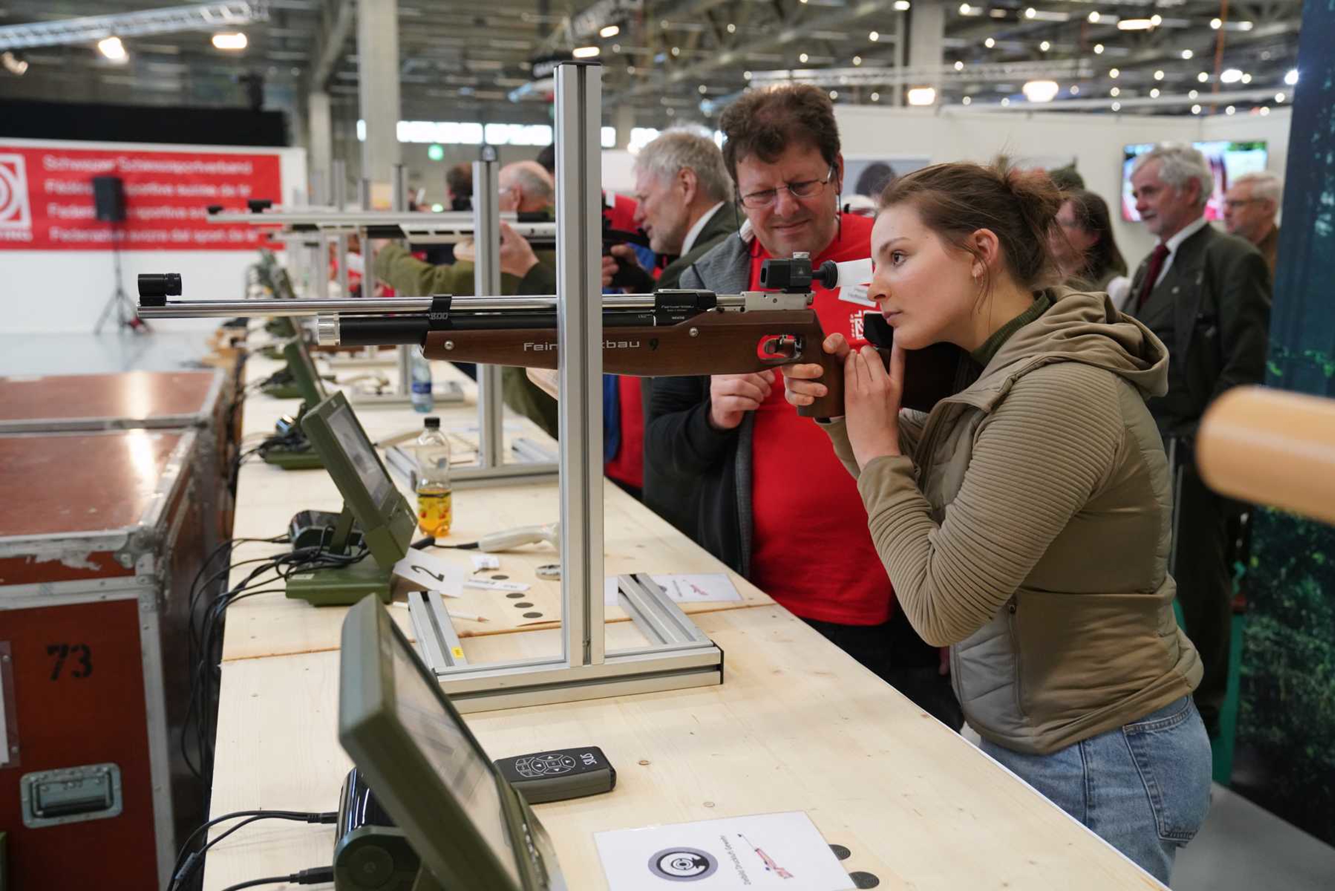 Unter fachkundiger Anleitung kann man an der Monatura das Schiessen mit Gewehr oder Pistole lernen.