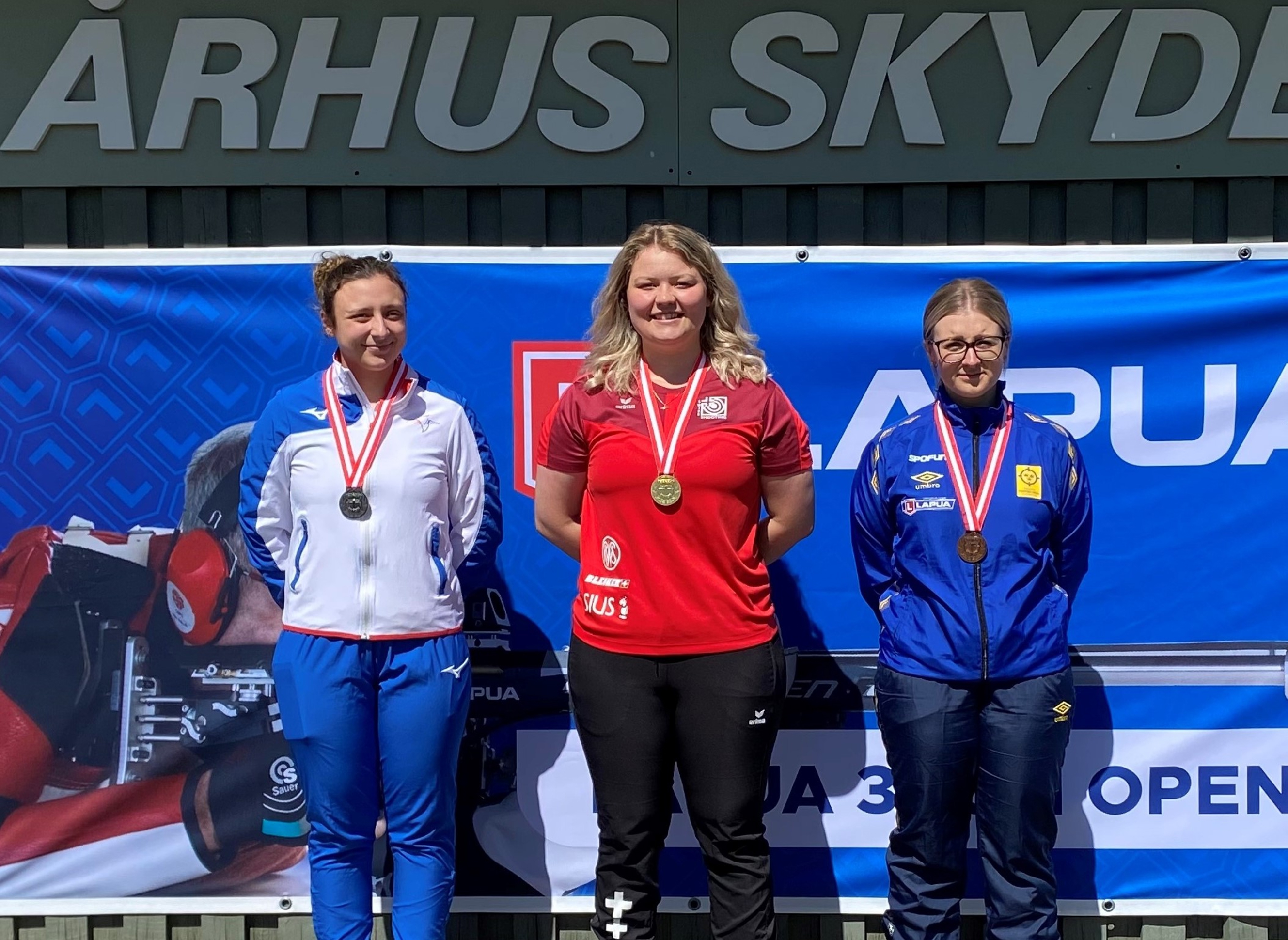 Das Podest der Frauen Gewehr 300m liegend (v.l.): 2. Agathe Girard (FRA), Siegerin Anja Senti, 3. Alin Ahlin (SWE)