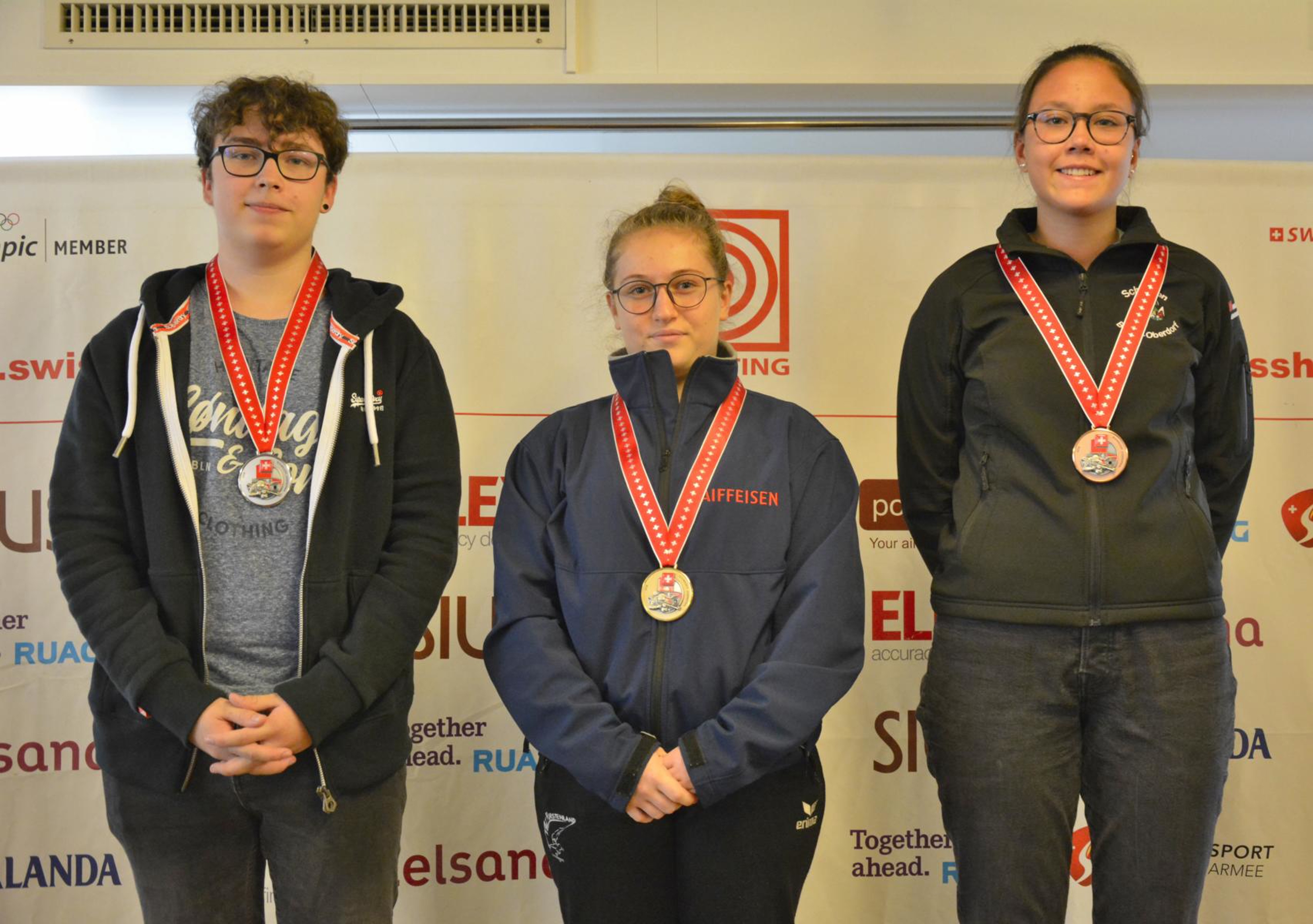 Das Podest Gewehr 50m U17D (von links): Philipp Meyer (2.), Siegerin Lena Erb und Lynn Aregger (3.).