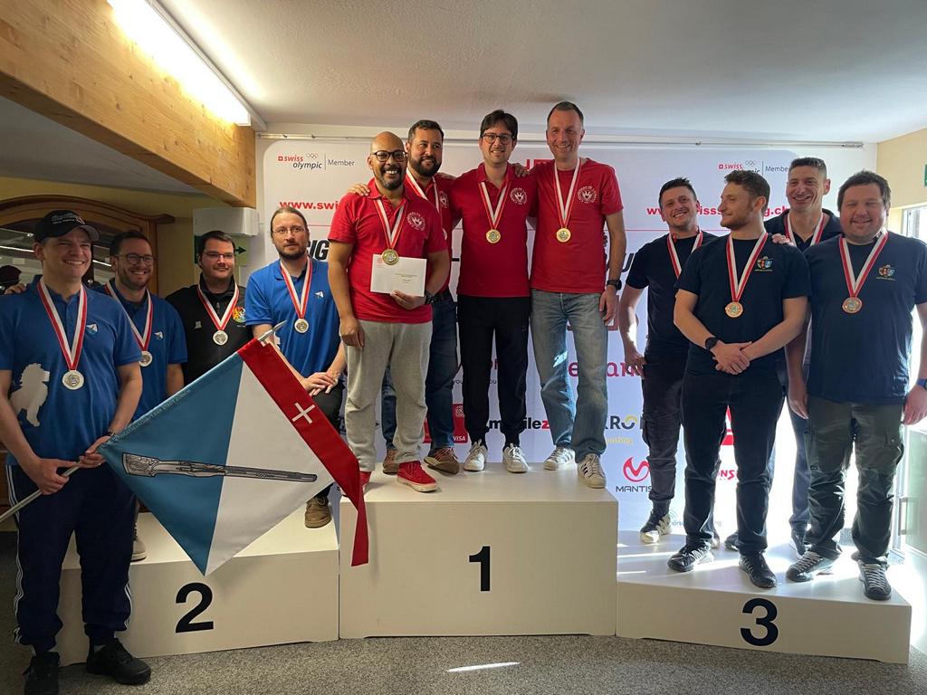 Das Podest Elite mit dem Gewinner Lausanne.