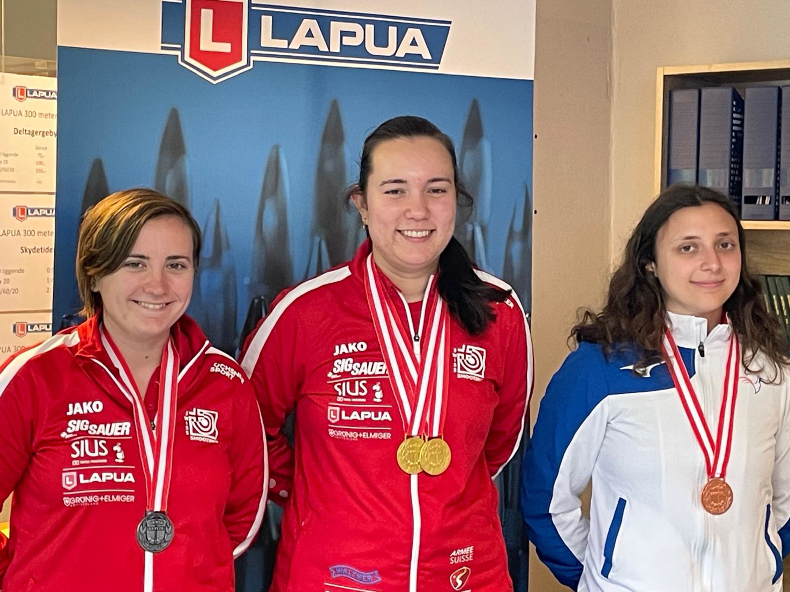 Jennifer Kocher und Sarina Hitz gewinnen in der Dreistellung der Frauen Gold und Silber. Dritte wird Agathe Girard aus Frankreich. 