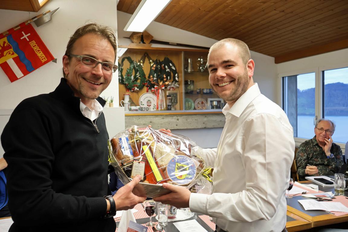 OK Präsident Reg Rat Urs Janett überreicht dem scheidenden Ressortleiter Kommunikation, Matthias Furger ein Präsent.