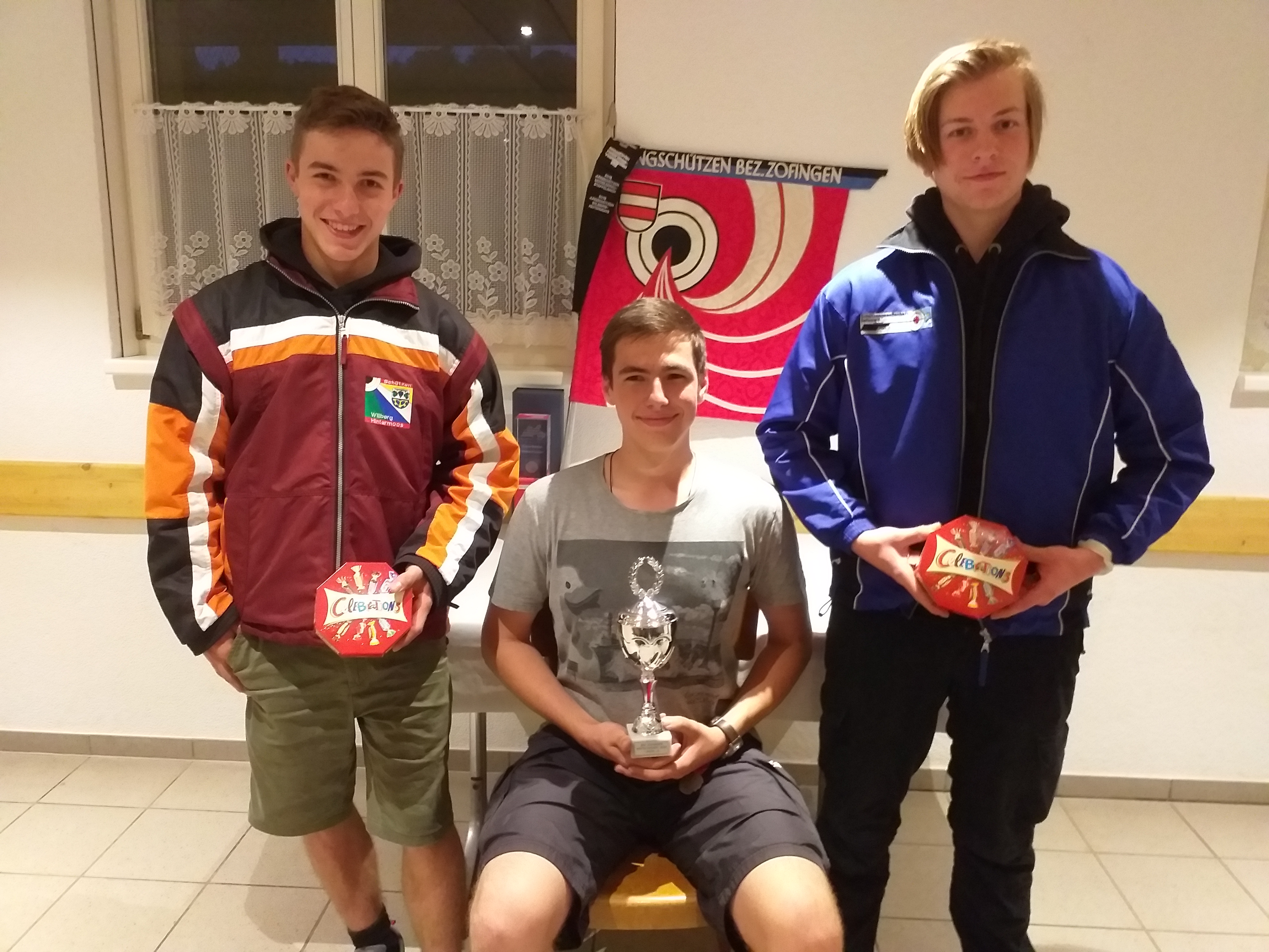 V.l.n.r:
3. Spahr Janik SG Wiliberg-Hintermoos, Sieger Tobias Wilsch SG Zofingen mit Pokal, 2. Fabian Schmid SG Safenwil