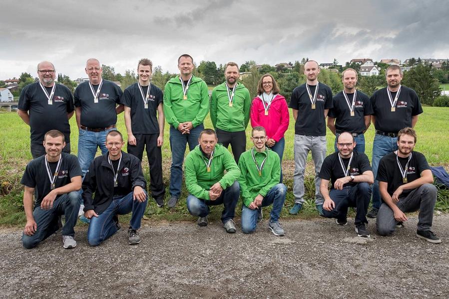 Le podium des groupes de l'élite avec, de gauche à droite, ceux de Cottens I (2e), Fribourg (1er) et Cottens II (3e)
