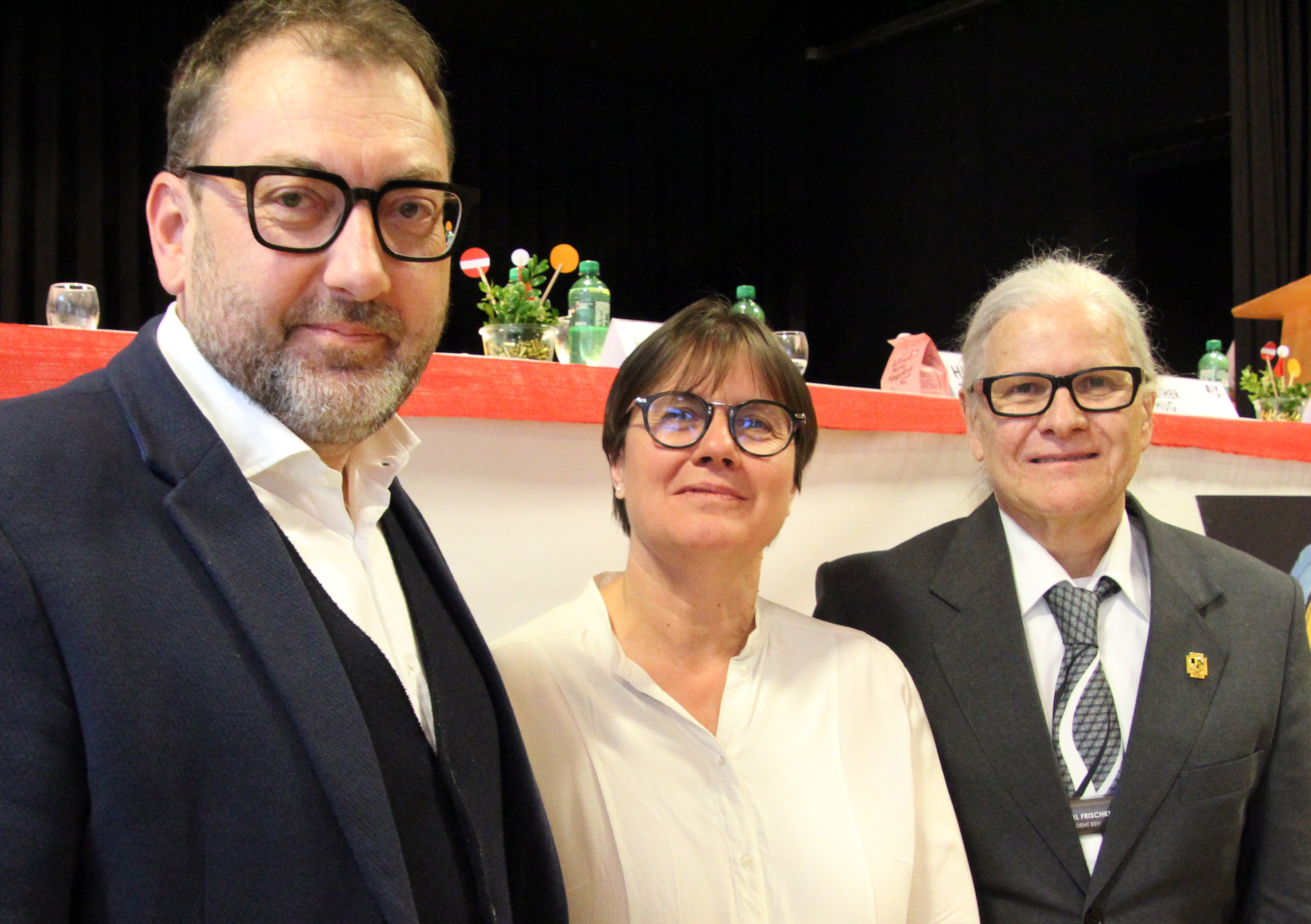 Politik und Schiessen vereint: (vl) Regierungsrat Peter Peyer, Standespräsidentin Aita Zanetti und BSV-Präsident Carl Frischknecht.