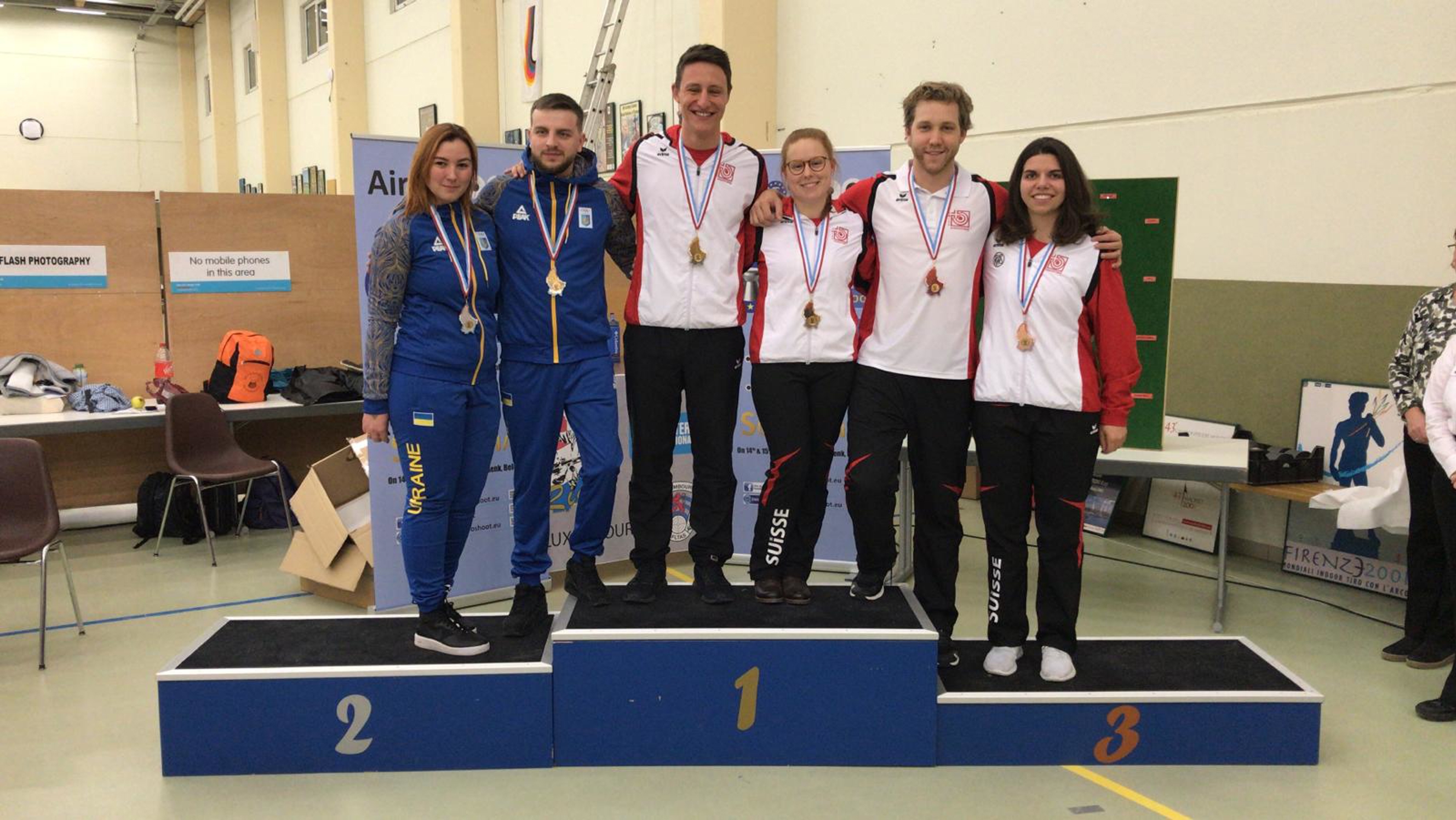 Das Podest Mixed Team Gewehr Elite mit vier Schweizern: Nina Christen und Christoph Dürr holten Gold, Chiara Leone und Jan Lochbihler gewannen Silber.