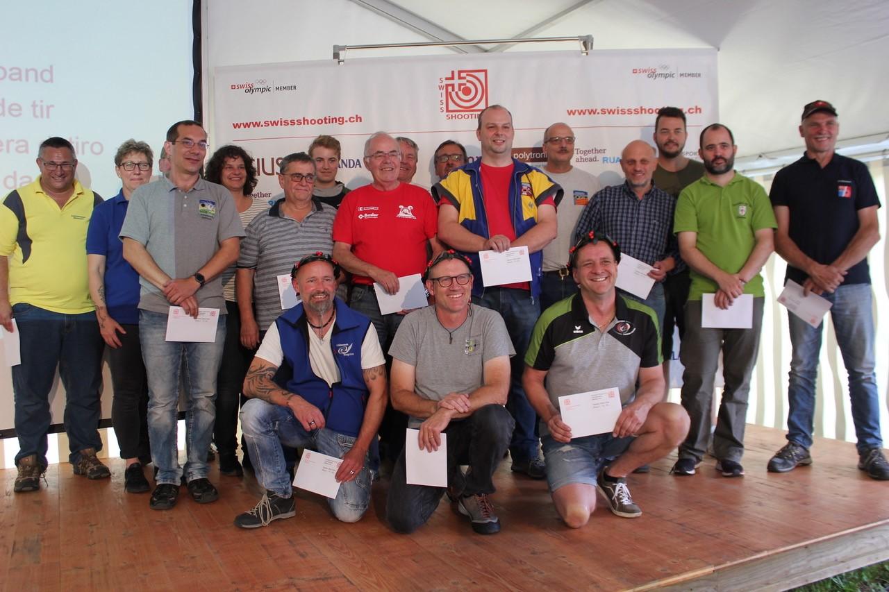 Podest Gewehr 300m Elite (vordere Reihe): 1. Rota Alessandro (m.), 2. Meier Marco (l.), 3. Tremp Martin (r.)