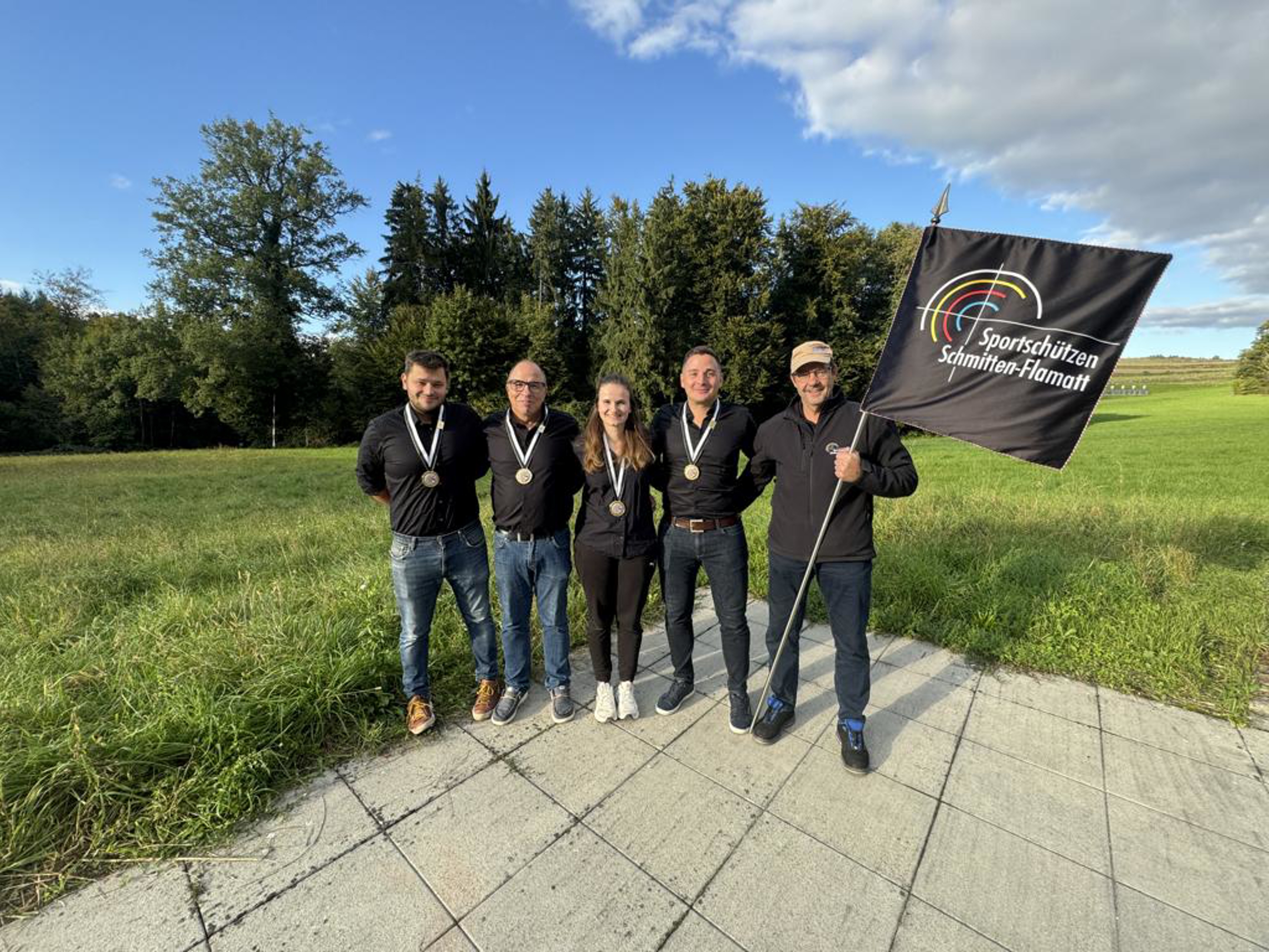 Siegerfoto Schmitten-Flamatt I (v.l.) Gregory Emmenegger, Ueli Blatti, Daniela Röthlisberger, Laurent Stritt und Fähnrich Markus Sturny