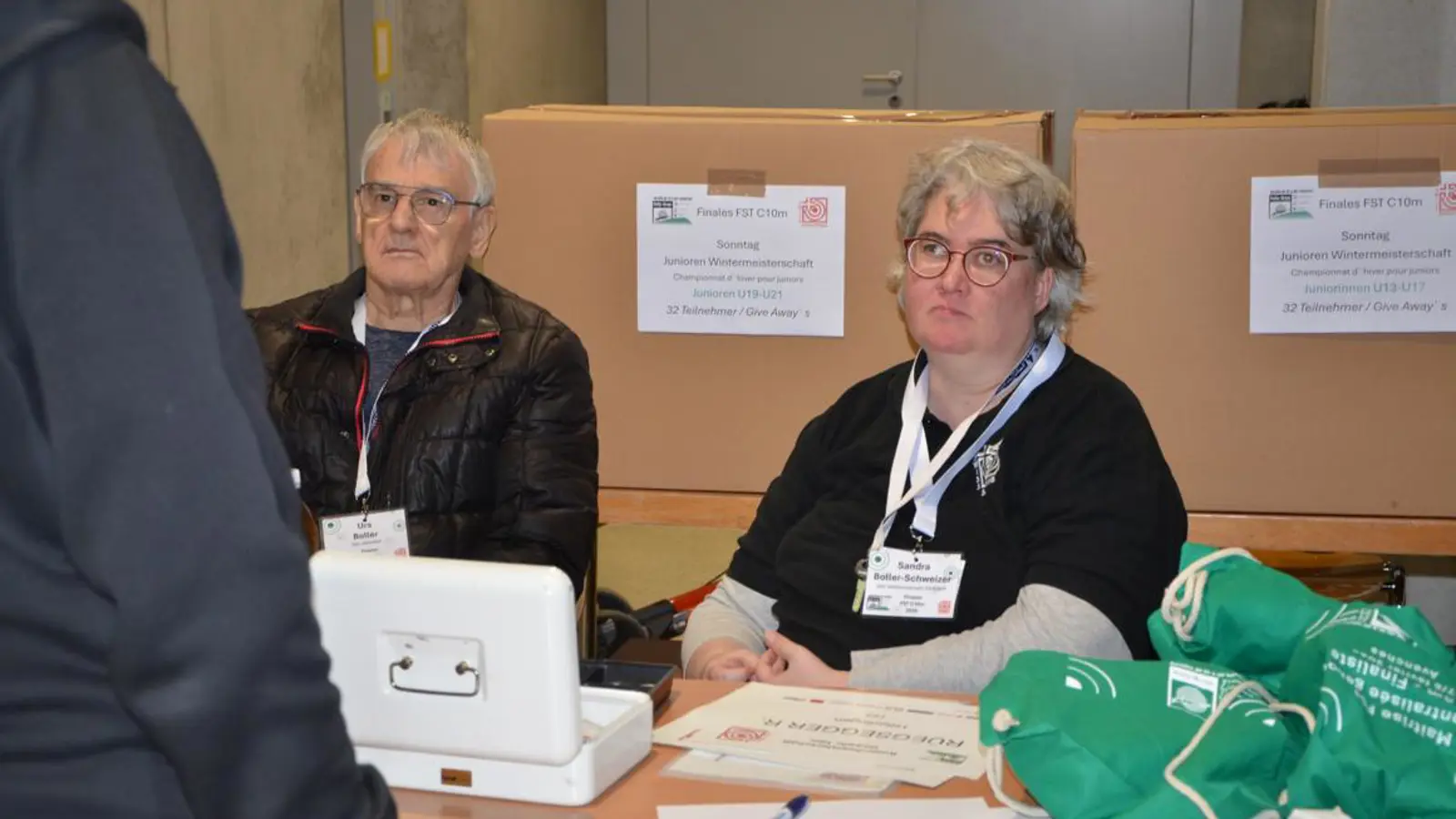 Sandra und Urs Boller warten auf die Kniendschützen
