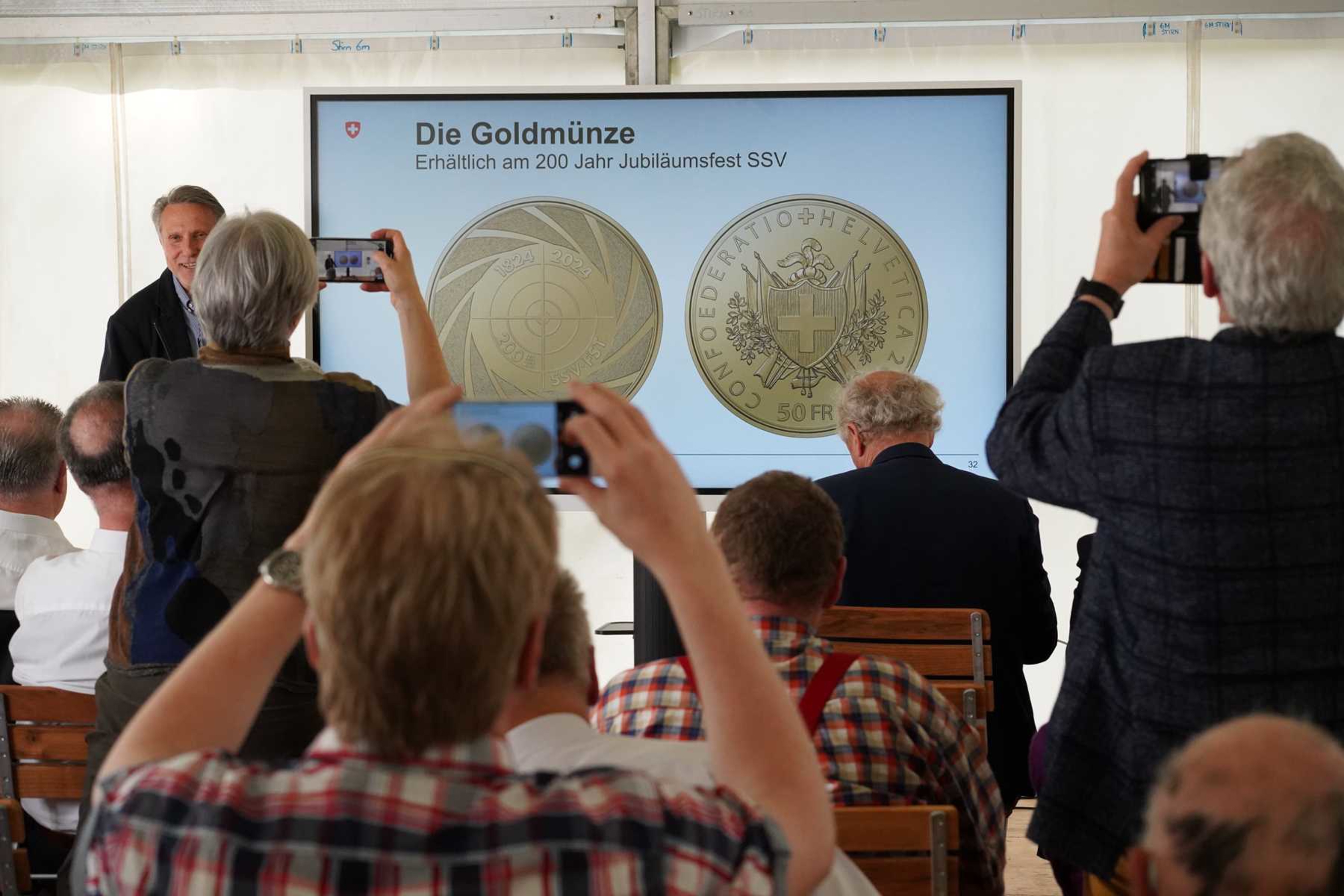 L'artiste tessinois Vito Noto présente «ses» pièces d'or et d'argent de la FST à Lucerne.