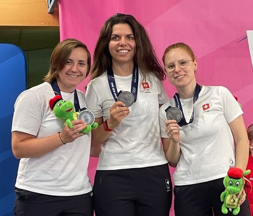 Sarina Hitz, Chiara Leone und Nina Christen freuen sich über die Silbermedaille.