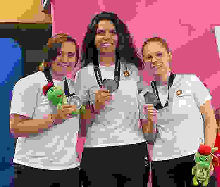 Sarina Hitz, Chiara Leone und Nina Christen freuen sich über die Silbermedaille.