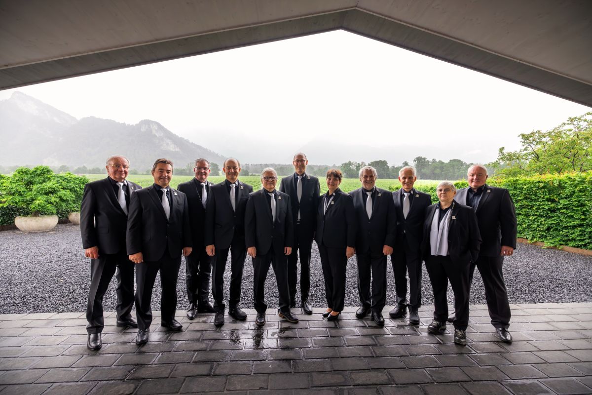 Die ESF2026-Verantwortlichen posieren in Fläsch an der Medienkonferenz.