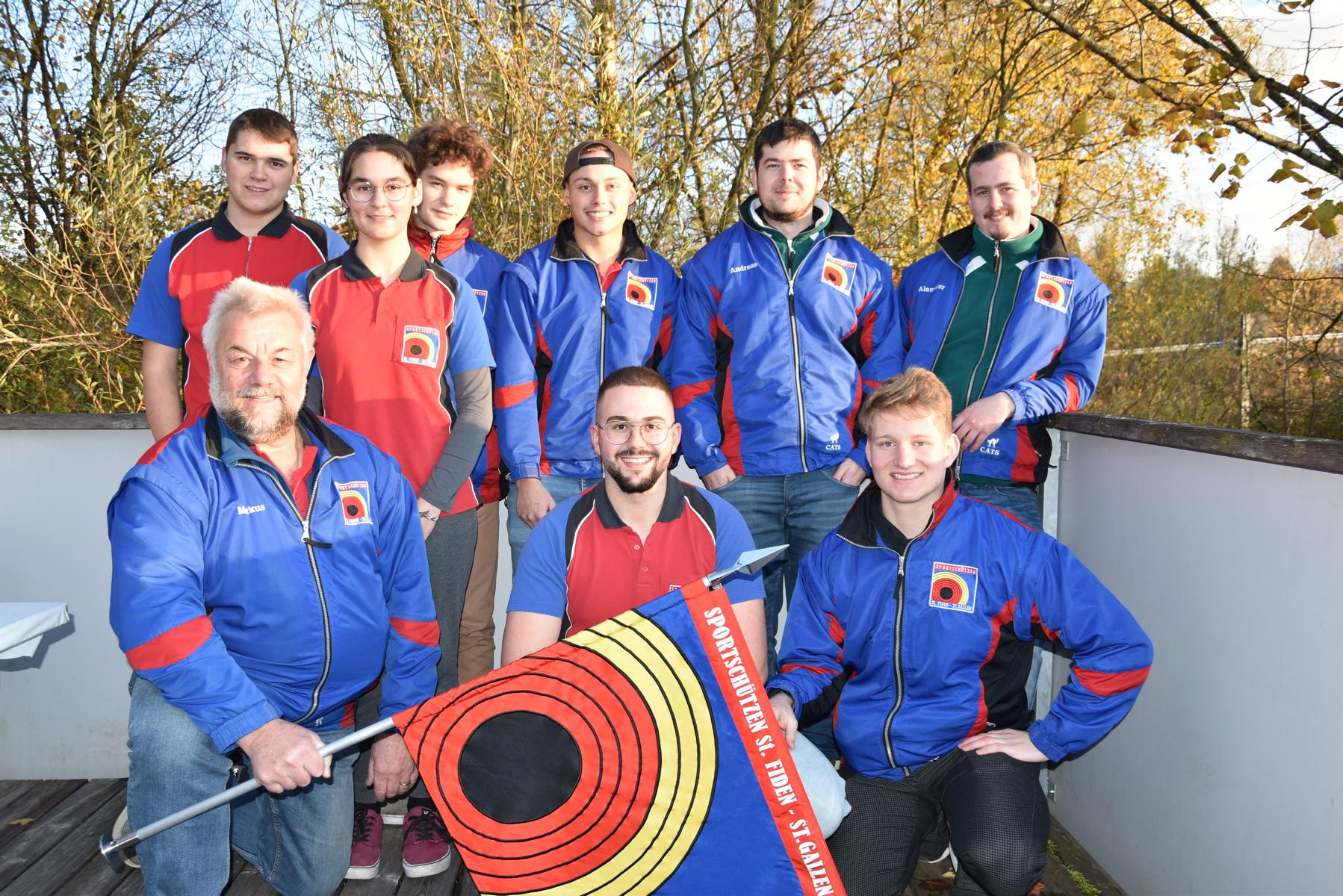 Die beiden Goldteams der SG St.Fiden-St.Gallen mit Trainer Markus Angehrn.