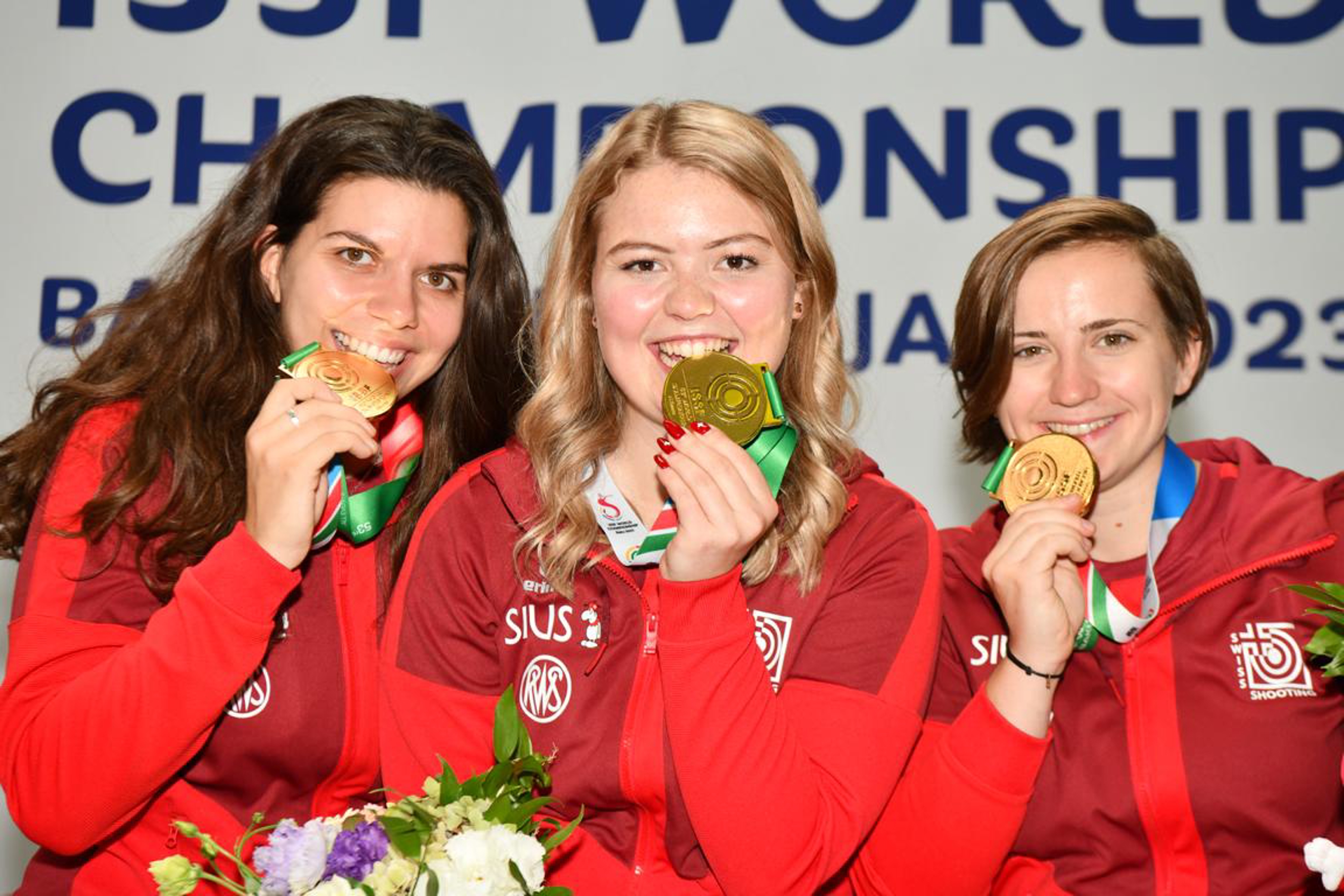 Die Schweizer Gold-Schützinnen (v.l.): Chiara Leone, Anja Senti und Sarina Hitz. Alle Bilder: Jürgen Heise)