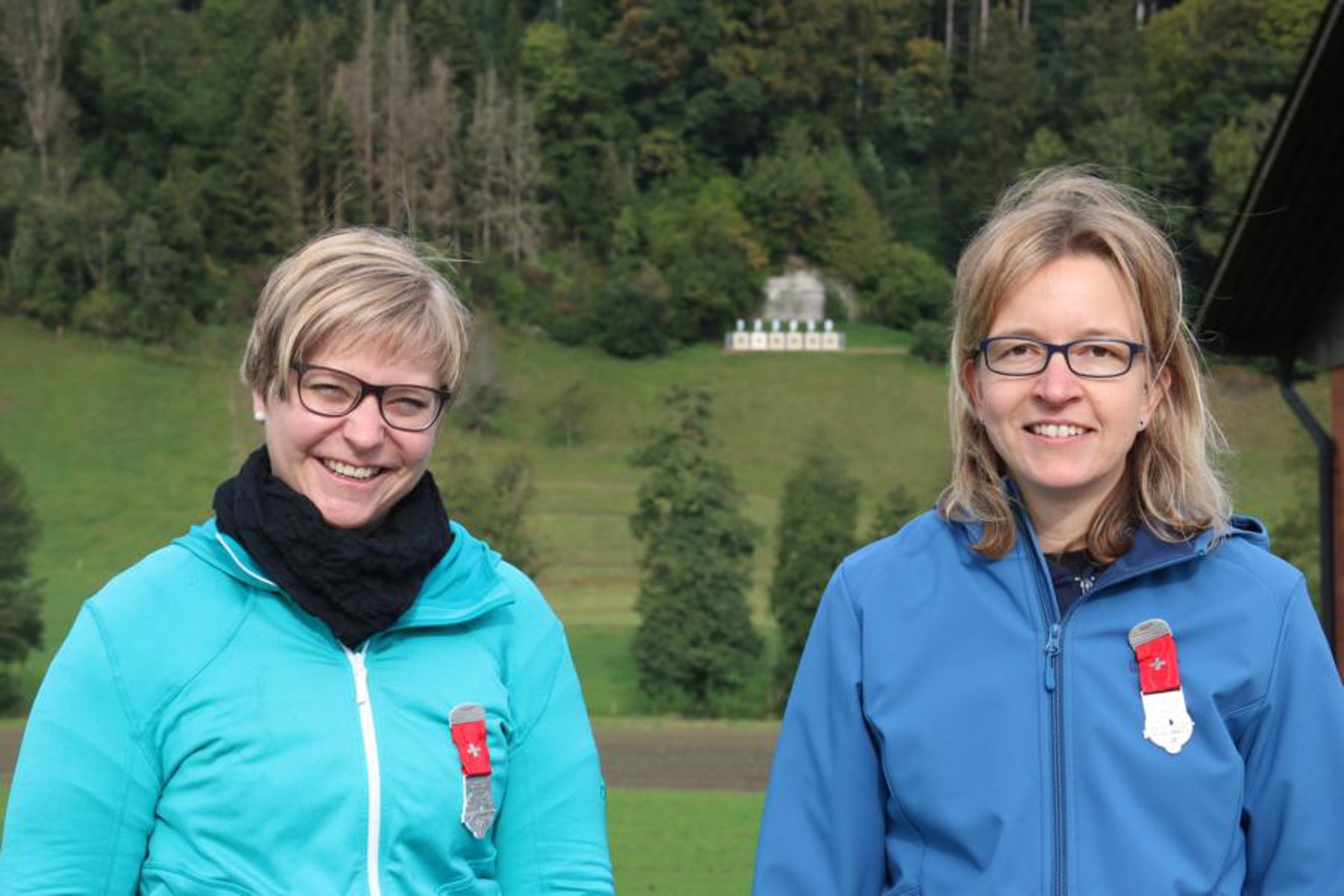 Melanie Distel, Grossdietwil (links), und Jolanda Stadelmann, Altbüron, erzielten mit dem Gewehr das Kranzresultat