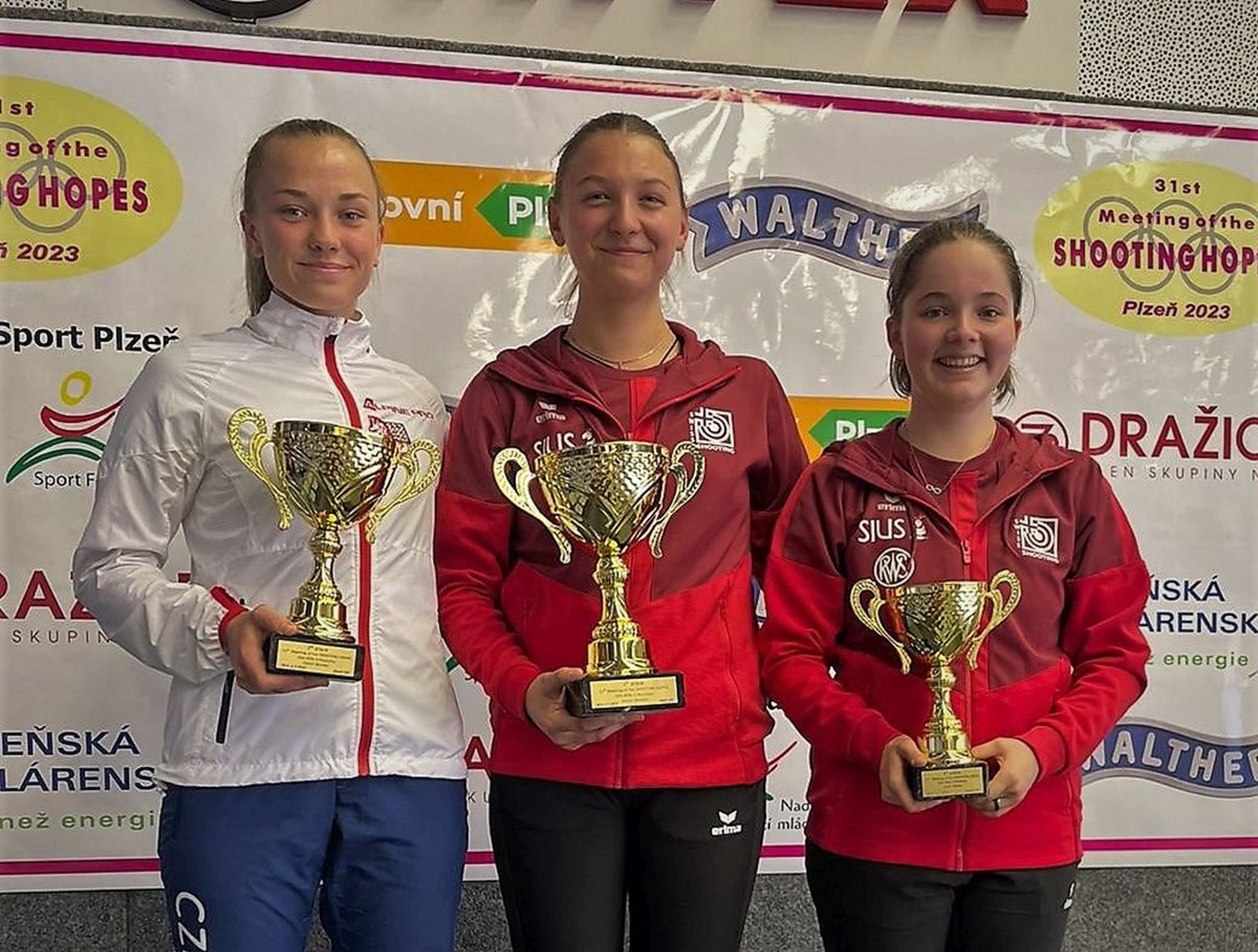 Super Juniorinnen: Emely Jäggi und Gina Gyger holten Gold und Bronze. Hier mit der zweitplatzierten Tschechin Barbora Dubska.