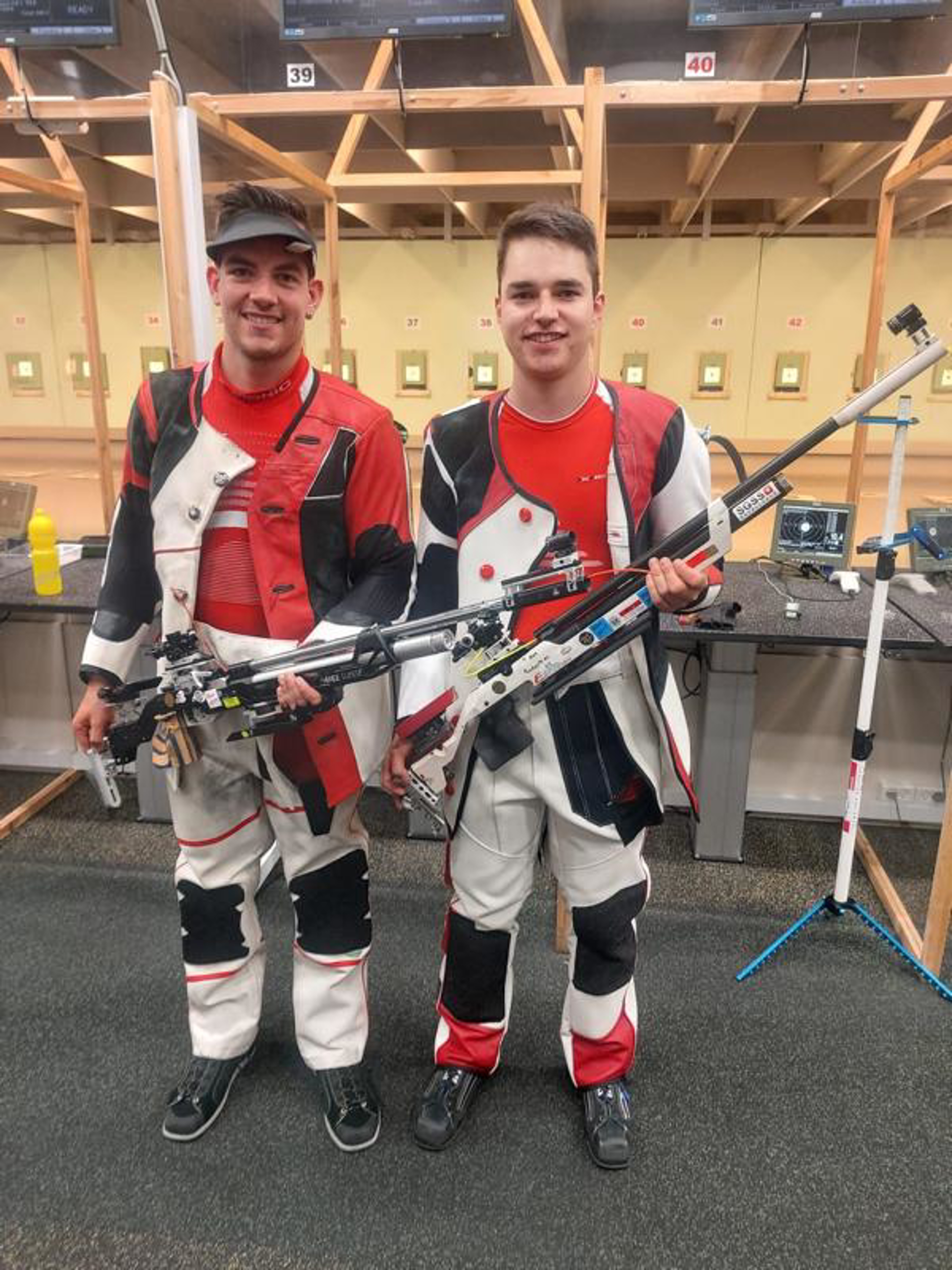 Besser gehts kaum: Gold und ein neuer Schweizerrkord für Lukas Roth (rechts); Silber und zweimal Bronze für Fabio Wyrsch (links).