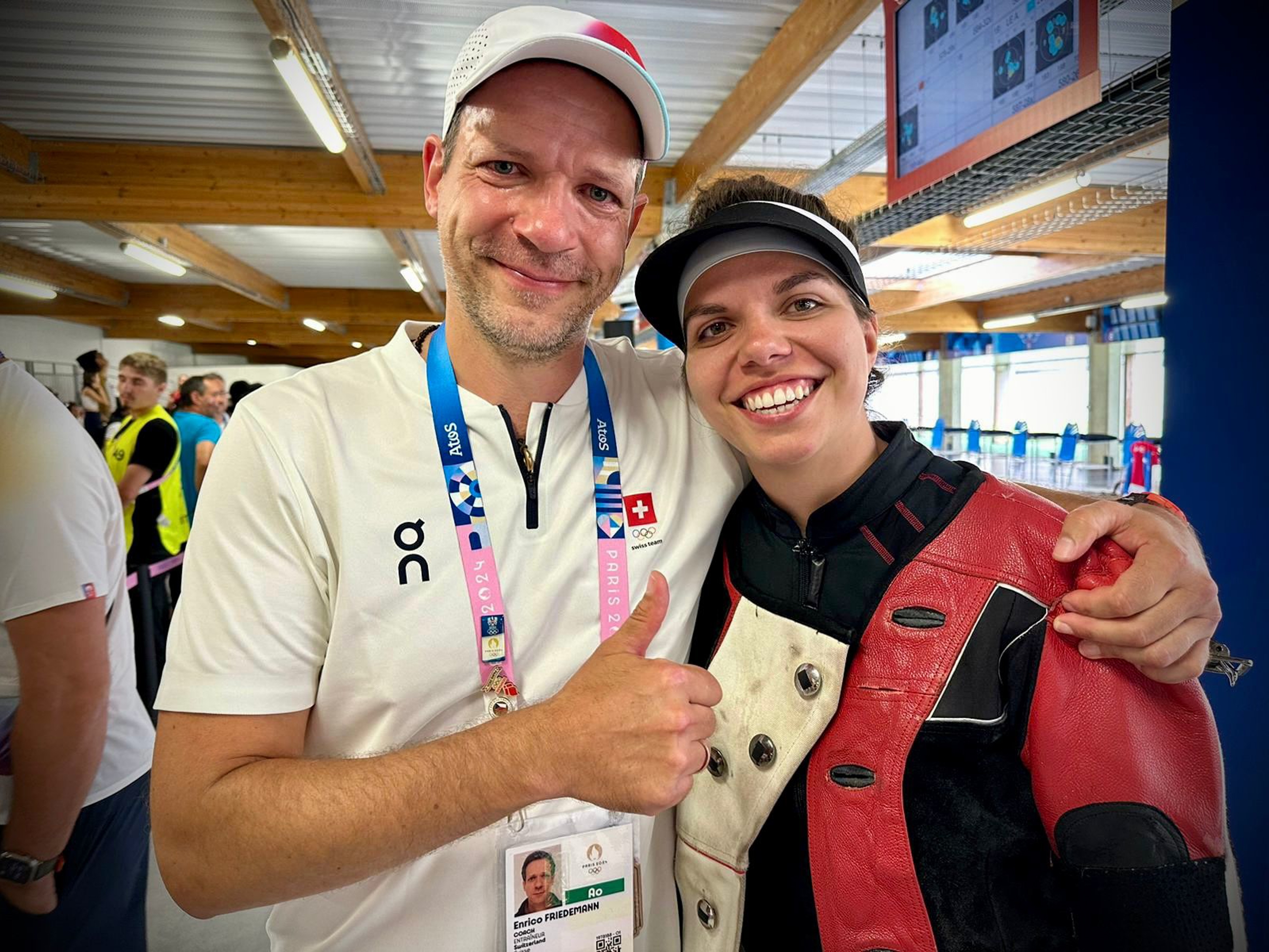 Grosse Freude über die erfolgreiche Qualifikation bei Gewehrtrainer Enrico Friedemann und Chiara Leone.