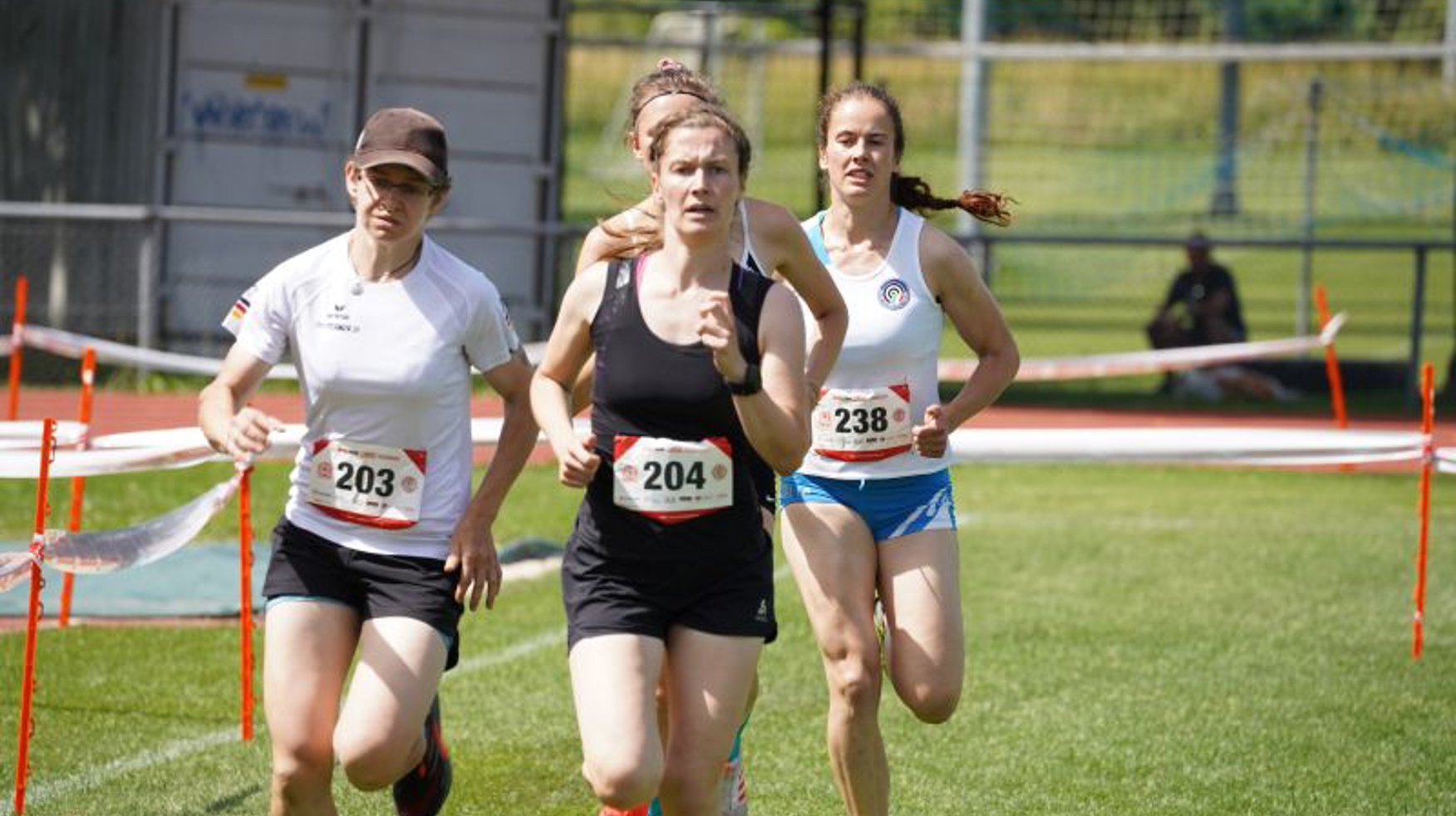 Frauen rennen.JPG