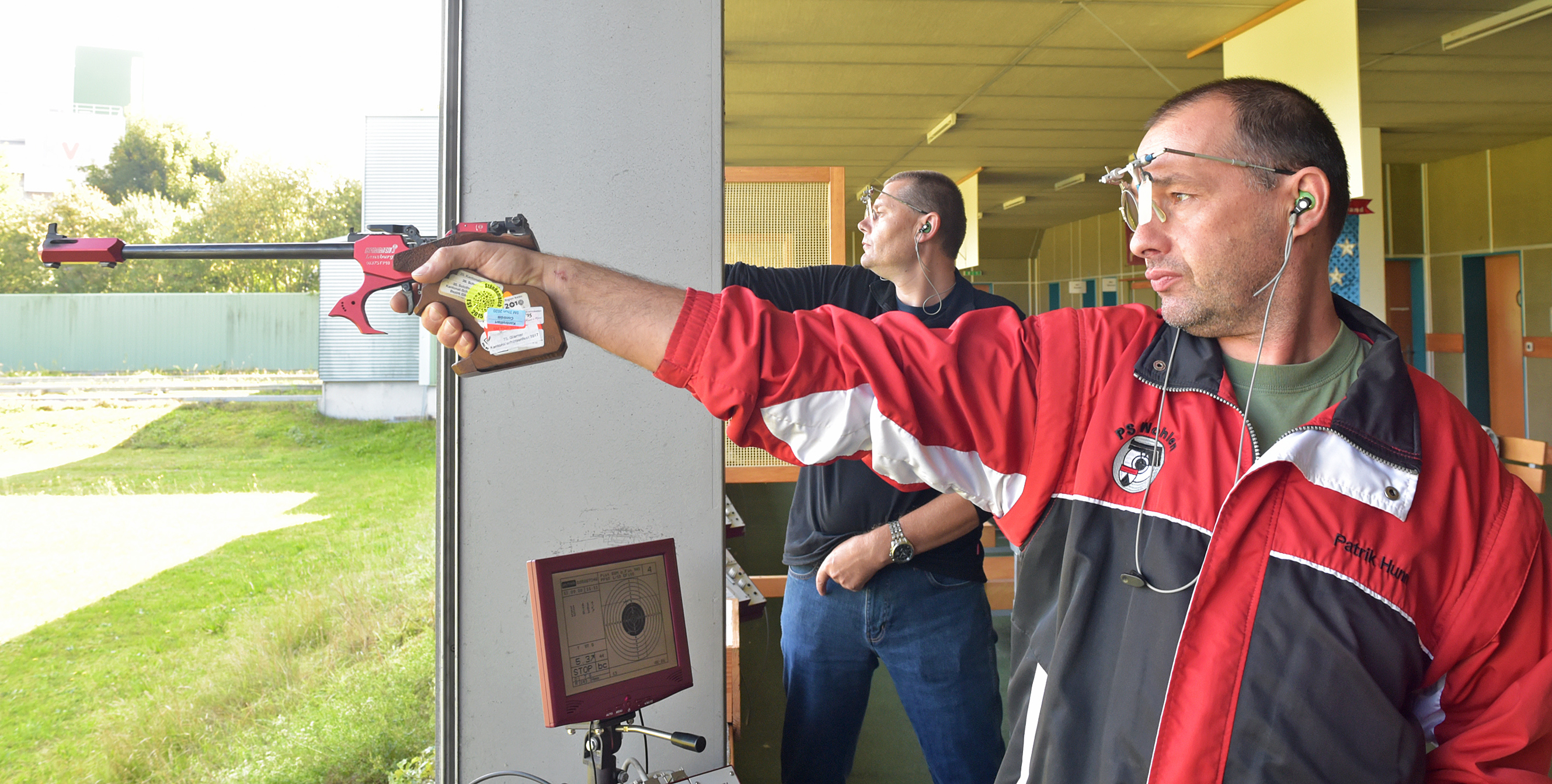 Patrik Hunn, Sieger des Aargauer Freipistolencups, im Hintergrund Pechvolgel Dieter Grossen.