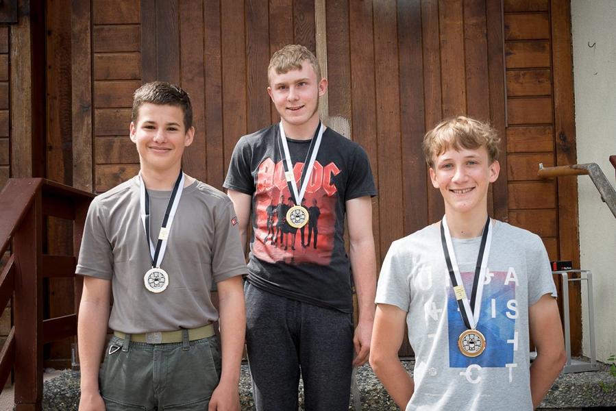 Le podium de la catégorie des M17 : Luca Girardet (2e), Cyril Yerly (1er), Johann Schnyder (3e).