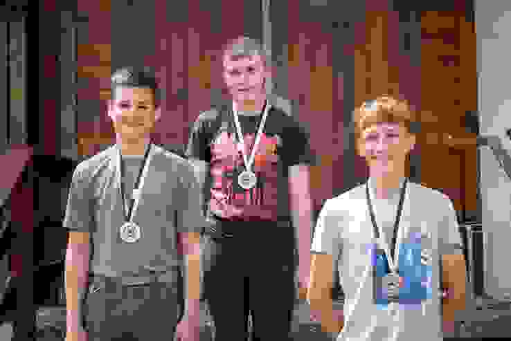 K800_Ansermet 1.JPG Le podium de la catégorie des M17 : Luca Girardet (2e), Cyril Yerly (1er), Johann Schnyder (3e).