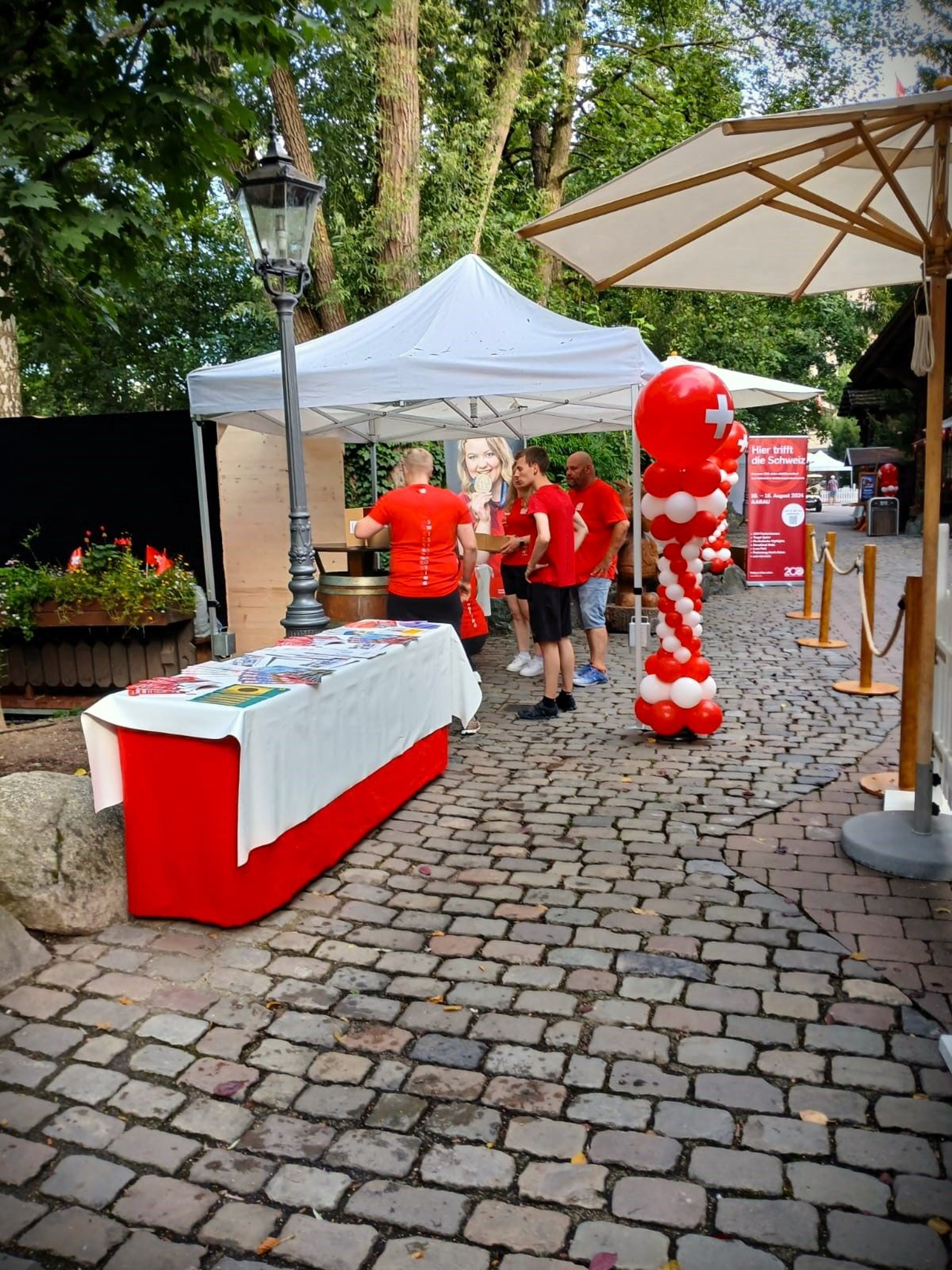 Der Stand beim Eingang der Schweizer Bobbahn.