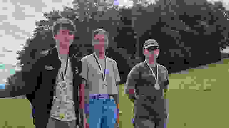 K800_20220626_105005.JPG Le podium M17 avec de gauche à droite Timur Bramir (2e) Sarah Guinnard (1re) et Jeison Geinoz (3e).