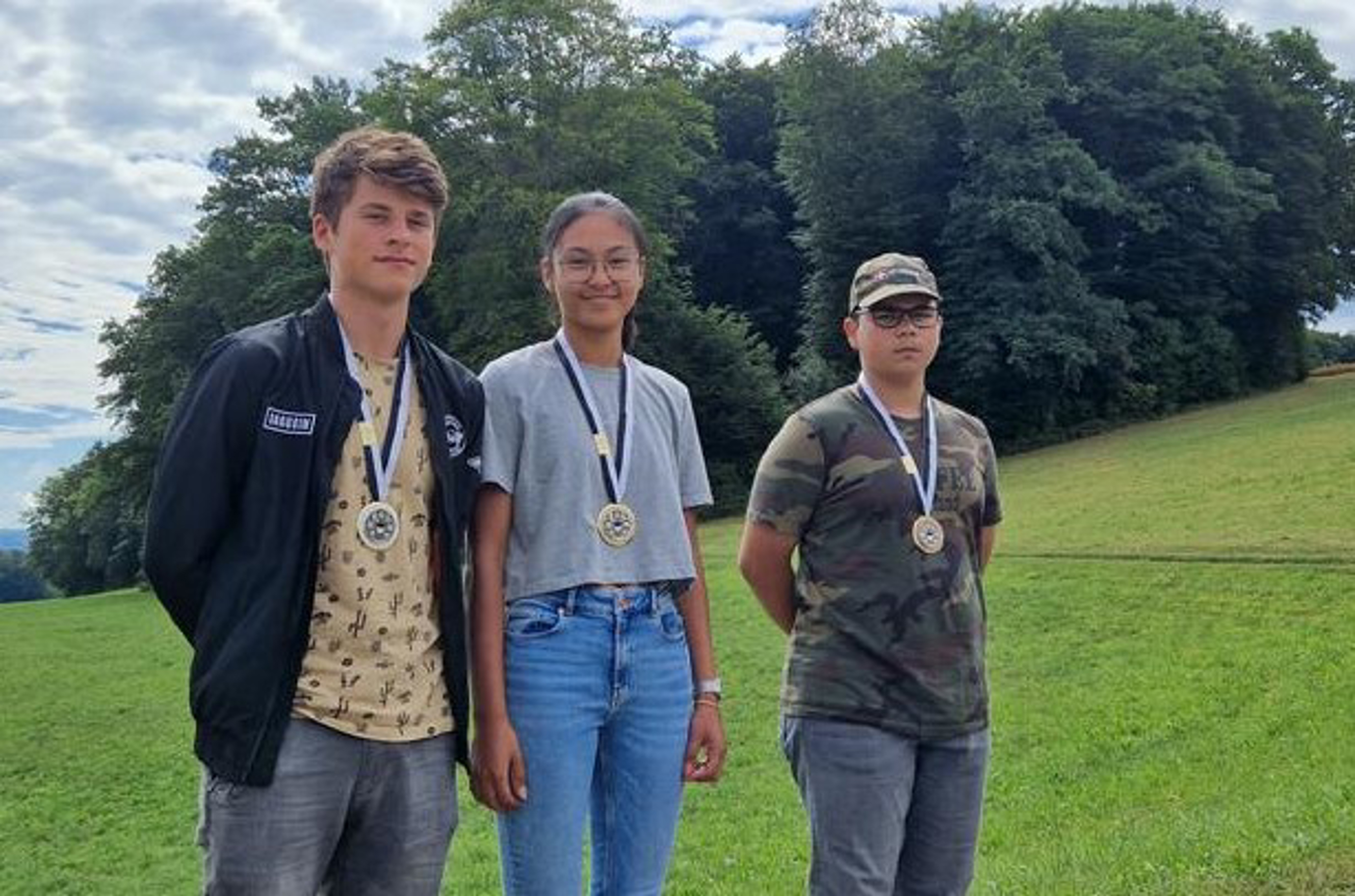 Le podium M17 avec de gauche à droite Timur Bramir (2e) Sarah Guinnard (1re) et Jeison Geinoz (3e).