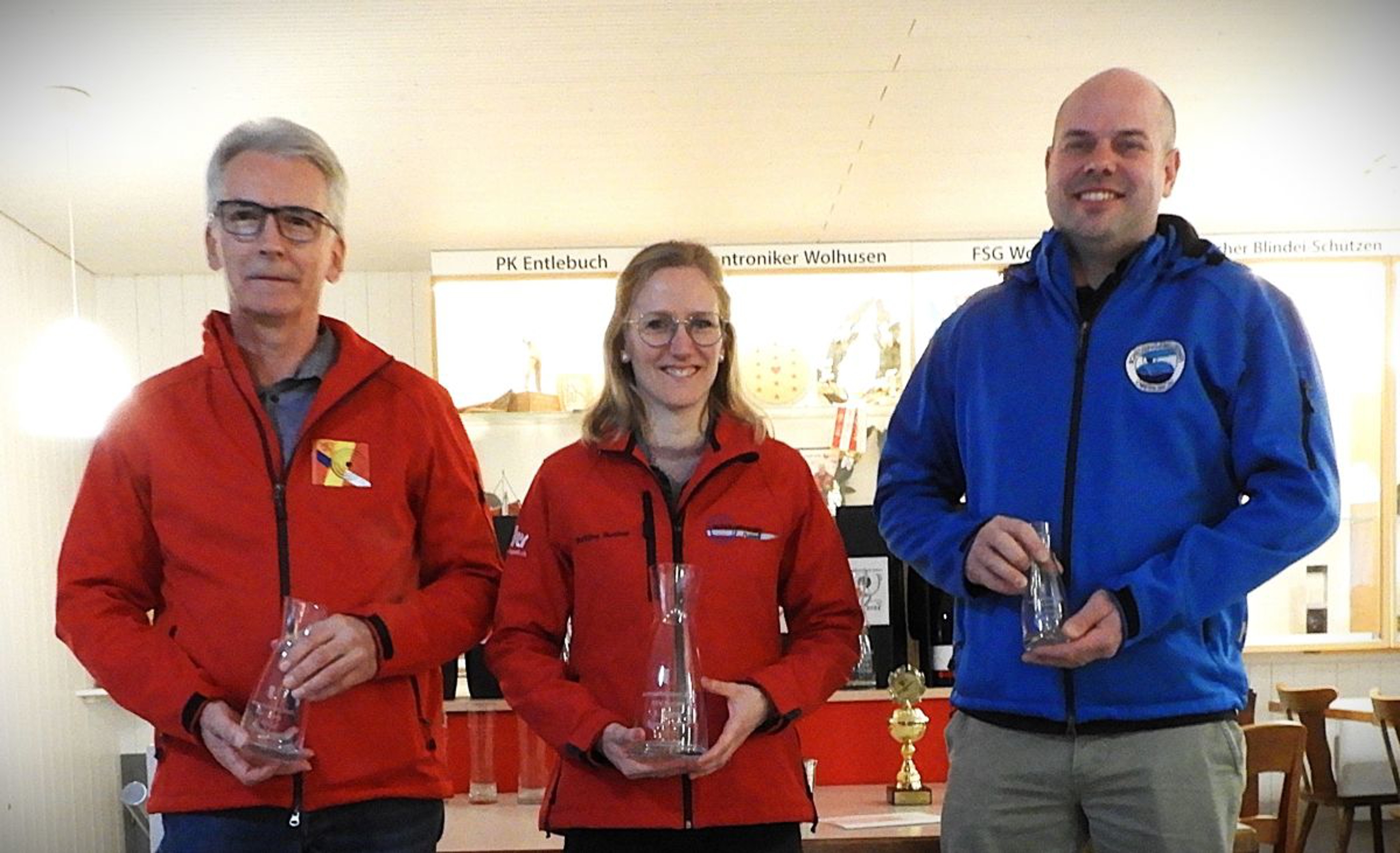 Die stolzen Gewinner 300m am Amtsverbandschiessen 2025, 
Aktive (v.l.): 2. Franz Grüter, SG Sempach; 1. Bettina Bereuter, SV Ruswil;
3. Christoph Räber, SG Oberkirch.
