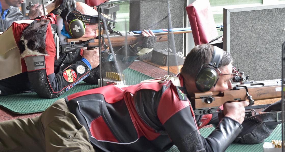 Rolf Denzler (hinten) entschied den Zweikampf mit der freien Waffe gegen Jörg Fankhauser (vorne) deutlich für sich.
