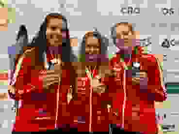 Titelbild Chiara Leone, Muriel Züger und Audrey Gogniat (v. l.) präsentieren stolz ihre Silbermedaillen nach dem packenden EM-Finale in Osijek.
