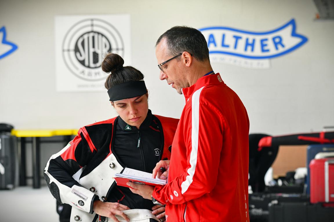 Chiara Leone – hier im Gespräch mit Trainer Enrico Friedemann – richtet den Blick bereits wieder nach vorn.