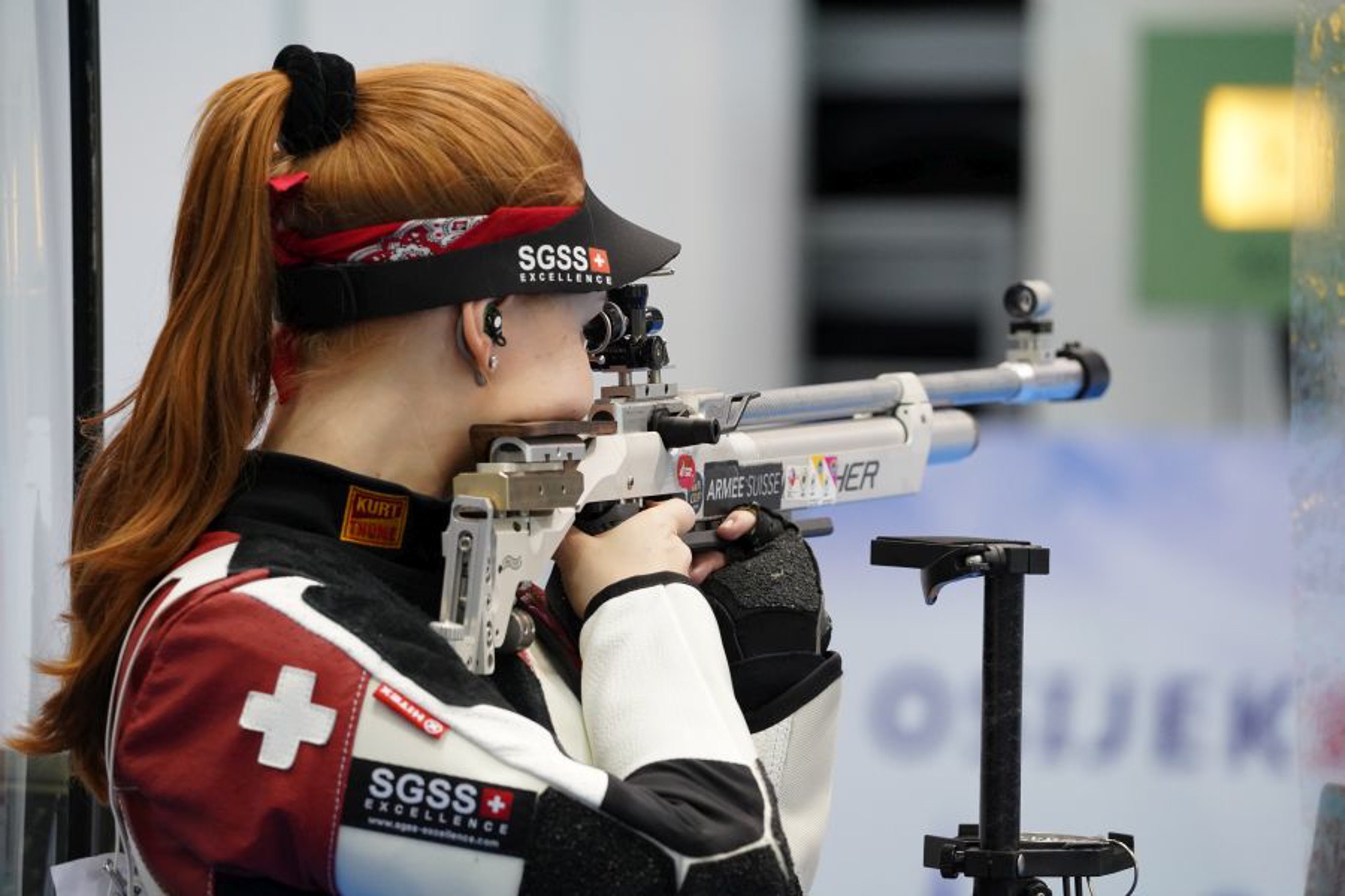 Nina Christen während dem Wettkampf mit dem Luftgewehr.