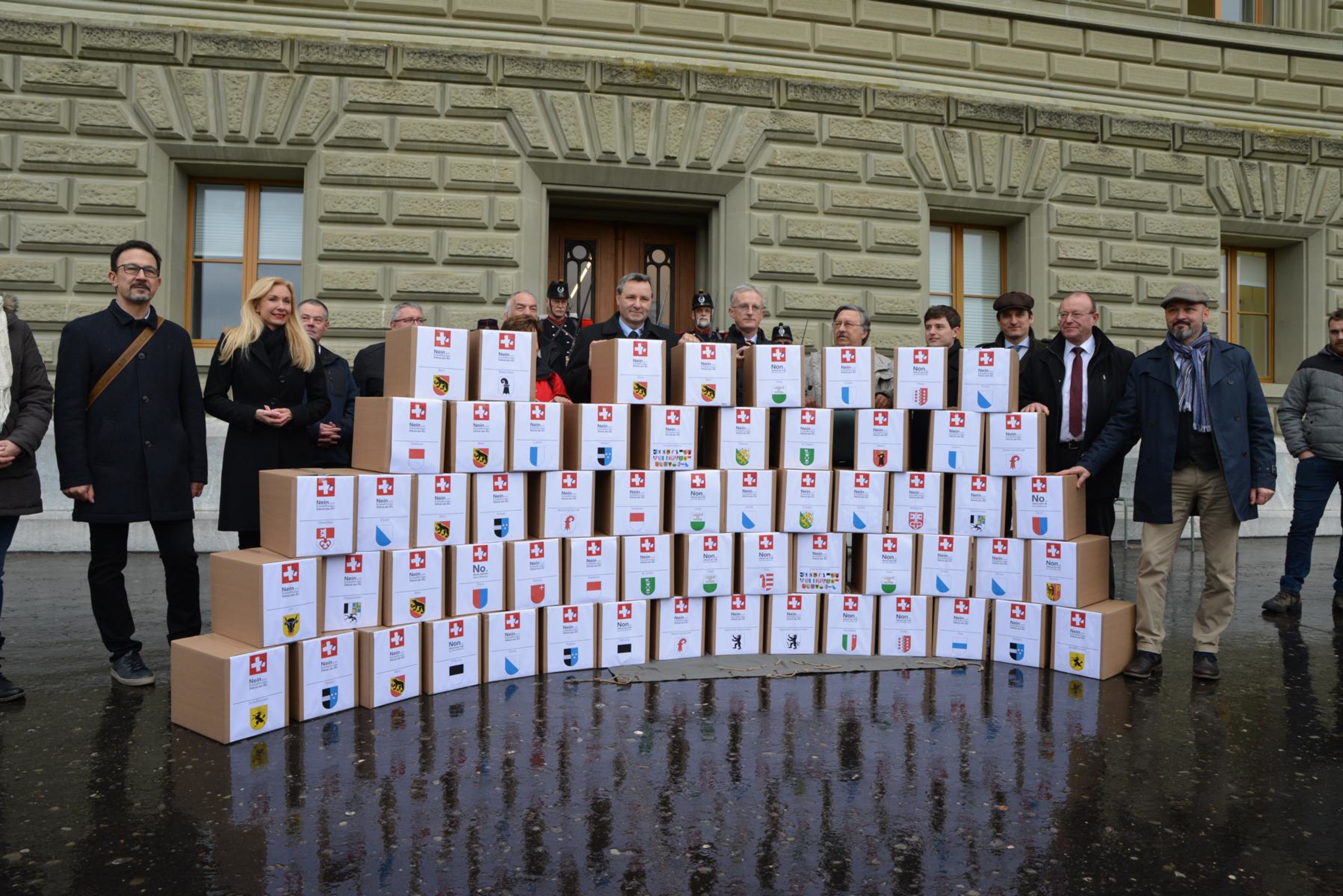 Le 17 janvier, la Communauté d'intérêts du tir suisse a remis plus de 125'000 signatures à la Chancellerie fédérale pour le référendum contre la loi sur les armes et la reprise de la directive sur les armes de l'UE.