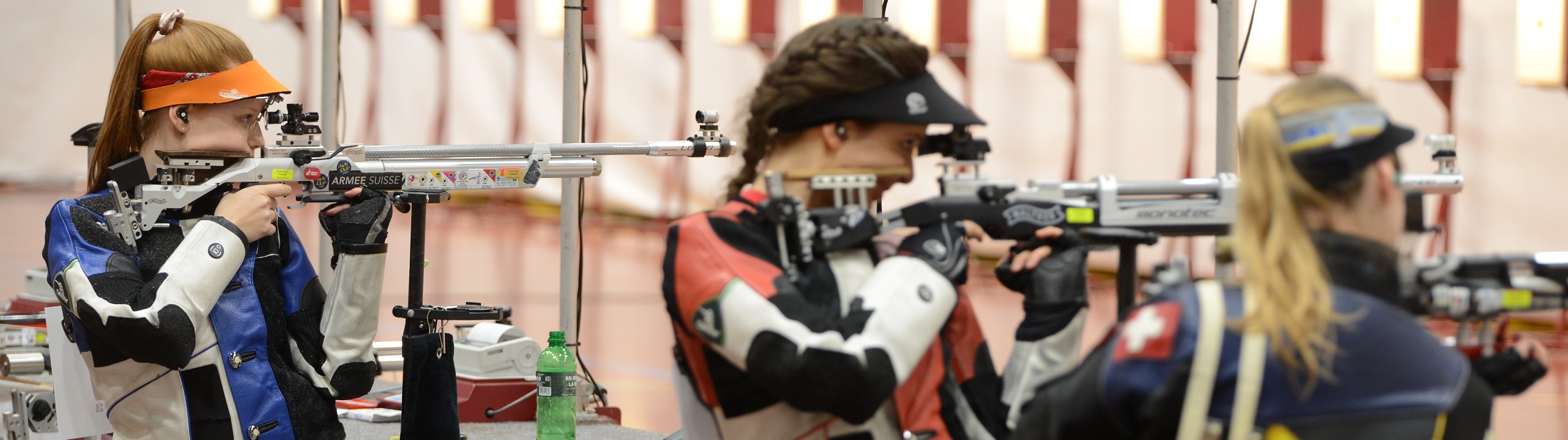 Nina Christen (links) wurde mit dem Fabelrekord von 254.9 Punkten Schweizermeisterin Gewehr 10m.