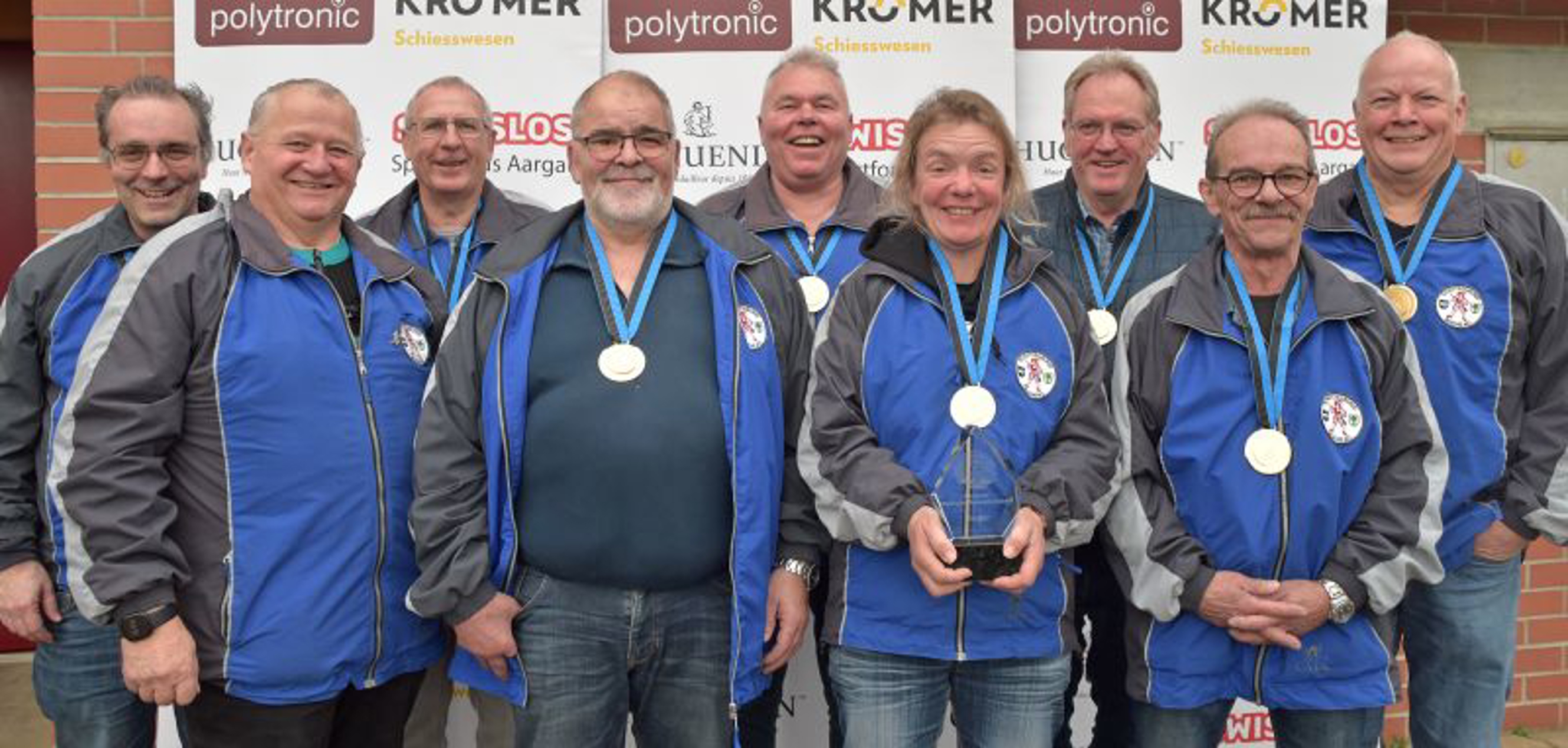Die siegreichen Buchser Schützen mit (v.l.): Roland Erni, Coach Romy Costan, Peter Baumann, Martin Zaugg, Peter Haltiner, Sonja Scherer, Markus Weibel, Dimitri Martellato und Rolf Gloor.