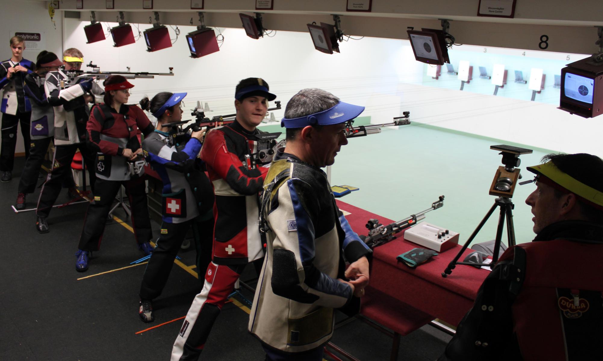 Die letzten Vorbereitungen vor dem Final (v.l.): Silvan Lendi, Nina Stadler, André Eberhard, Jana Gisler, Alexandra Imhof, Tim Landolt, Paul Wyrsch und Rolf Lehmann.