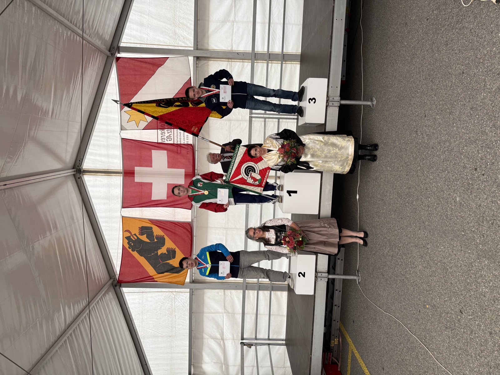 Gewehr 300m, Kategorie U21 (Einzel, v.l.): 2. Jonas Bohnenblust (SG), 96.2 Punkte; 1. Sophie Henninger (AG), 96.3 Punkte; 3. Joshua Alexander Luginbühl (BE), 95.8 Punkte.