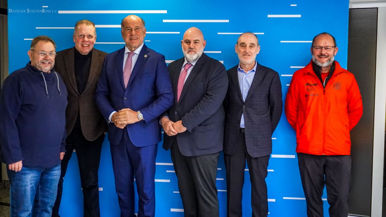 Foto: DSB / Sprachen über die Zukunft des Target Sprints (v.l.): Frank Hübner, Jörg Brokamp, Luciano Rossi, Alessandro Nicotra di San Giacomo, Alexander Ratner und Peter Gilgen, Head Coach Target Sprint SSV.