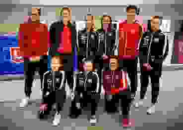 Gruppenbild Die Schweizer Juniorinnen- und Junioren-Delegation mit ihrem Trainer-Team Vincent Pillonel und
Claudia Colombo.