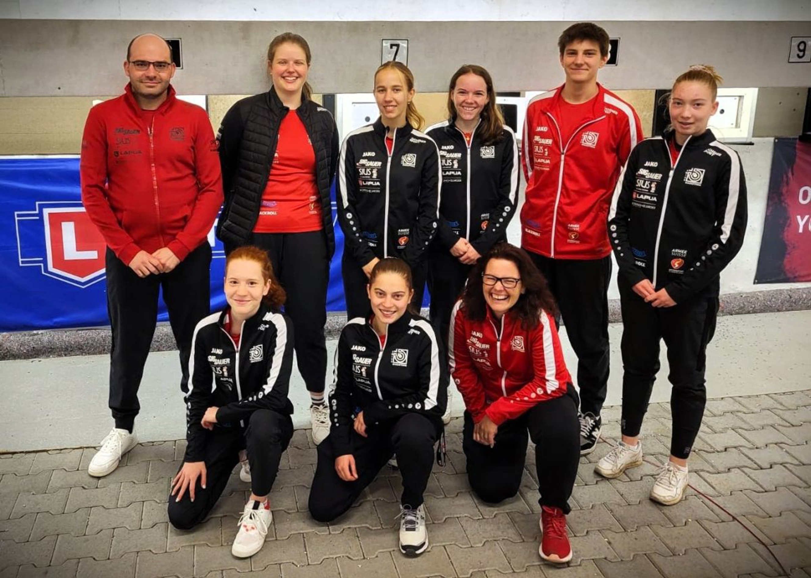 Die Schweizer Juniorinnen- und Junioren-Delegation mit ihrem Trainer-Team Vincent Pillonel und
Claudia Colombo.
