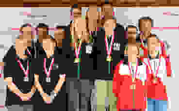 Podest 2 VM G50m Elite 2021.jpg Die siegreichen Ostschweizer flankiert von Zürich (links) und Solothurn