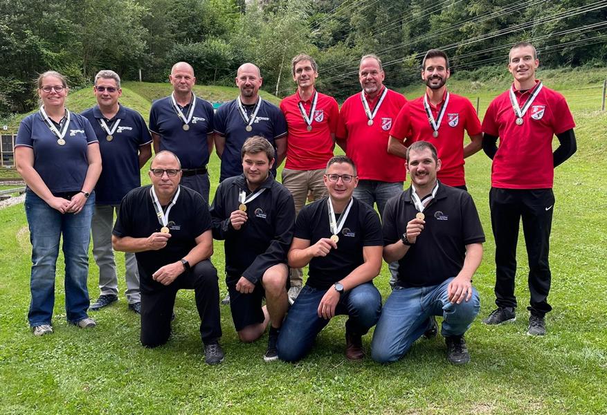 Sieger Schmitten-Flamatt (vorne, v. l.: Ulrich Blatti, Grégory Emmenegger, Laurent Stritt, Dominik Brülhart), das zweitklassierte Bulle (hinten rechts, v. l.: Samuel Grangier, Jean-Jacques Mornod, Marc Carillo, Lucas Jaquet) und das drittklassierte Montagny (hinten links, v. l.: Evelyne Joye, Olivier Merçay, Jean-Pierre Codourey, Jean-Luc Bastian).